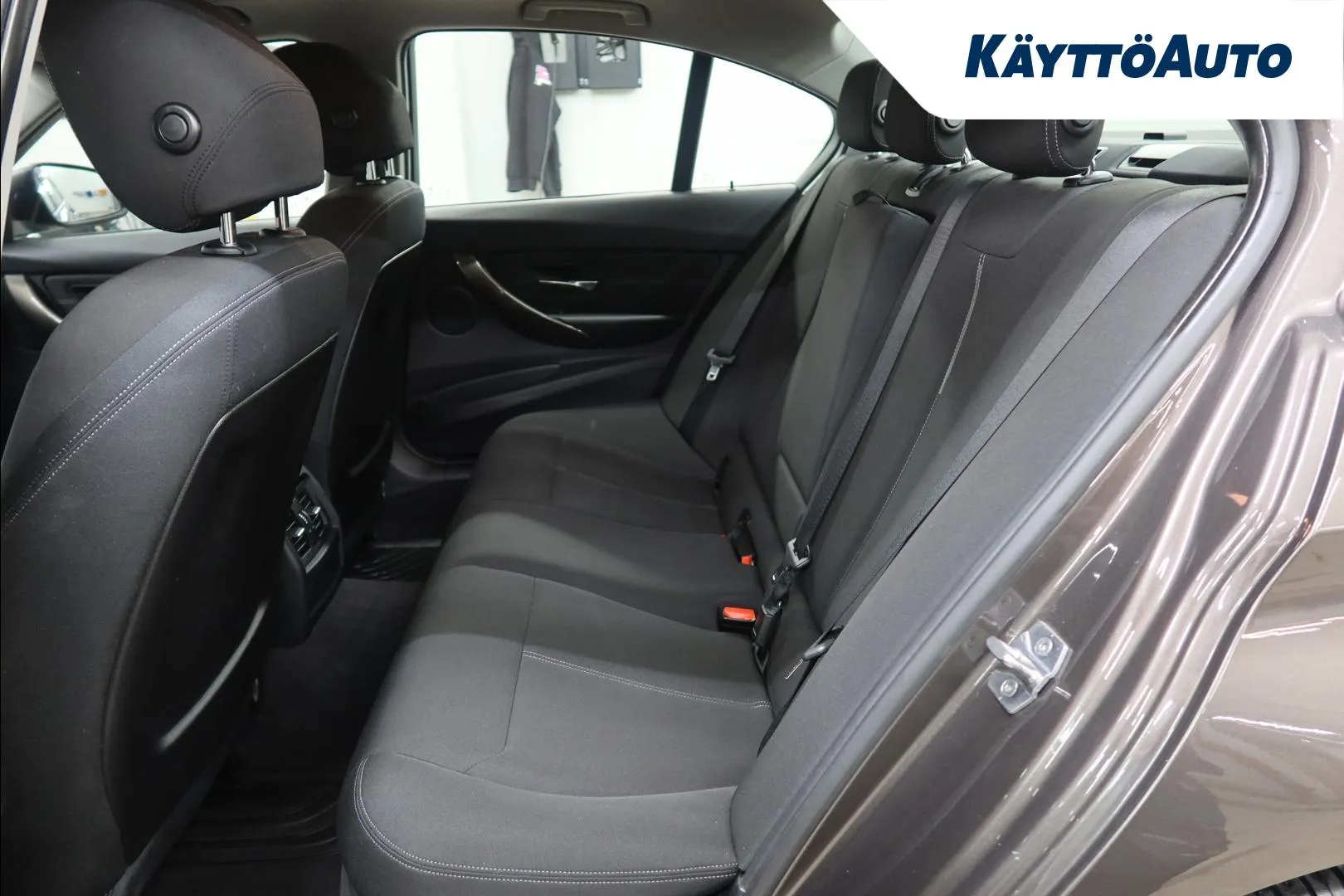 BMW 320 ZKK-663 carousel image