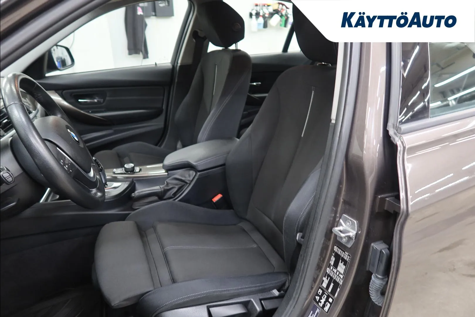 BMW 320 ZKK-663 carousel image