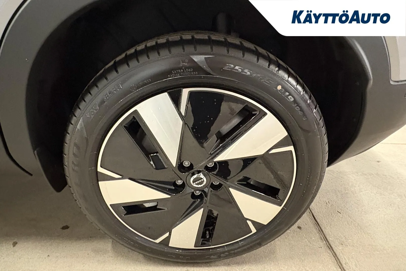 Volvo EX40 JOJ-946 carousel image