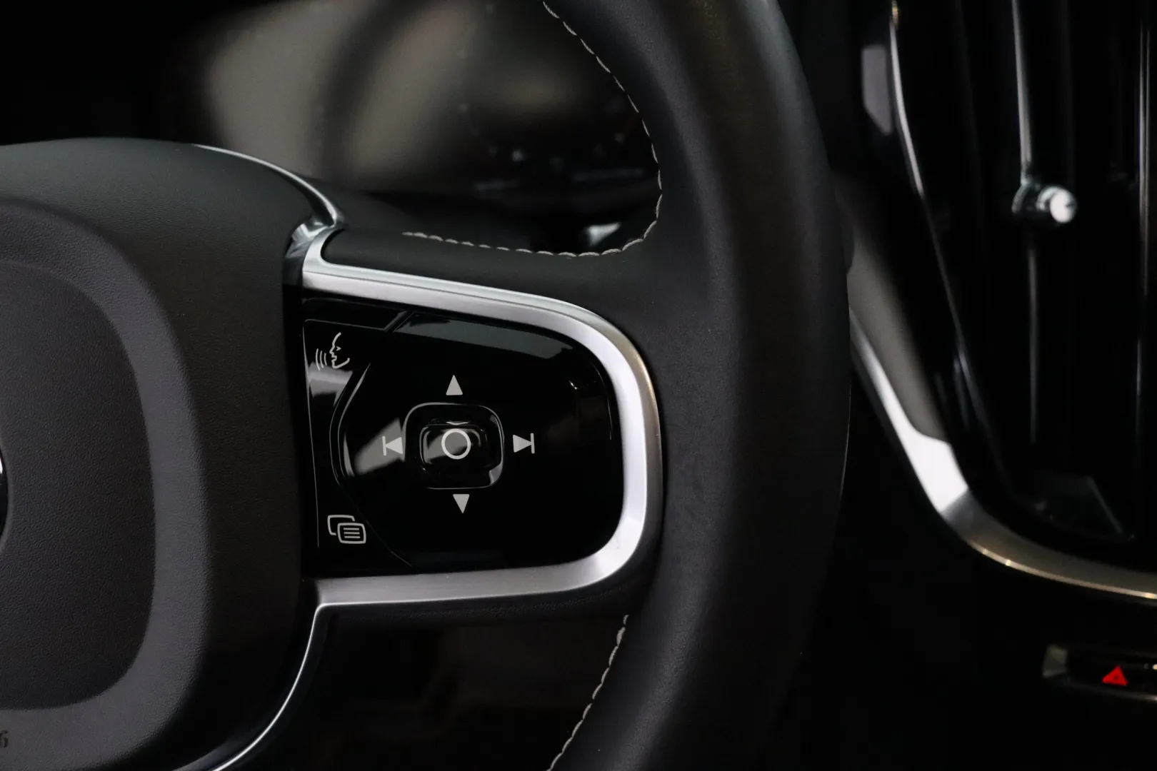 VOLVO V60 YXK-187 carousel image