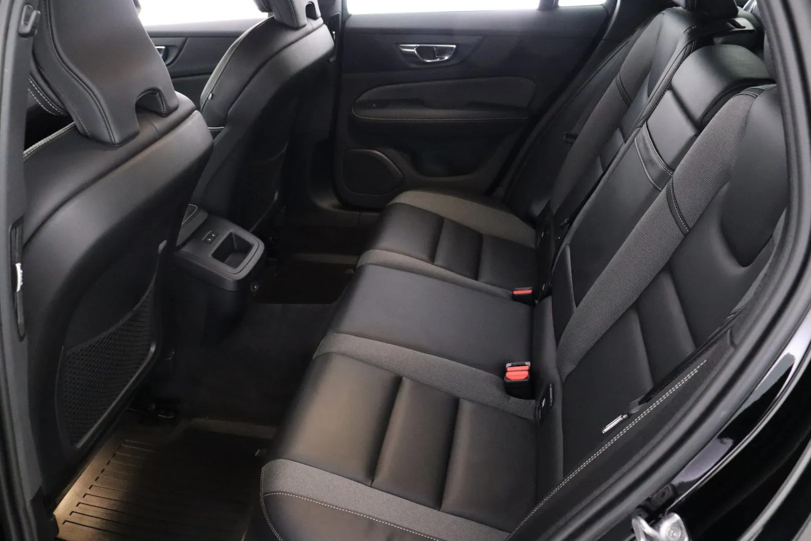 VOLVO V60 YXK-187 carousel image