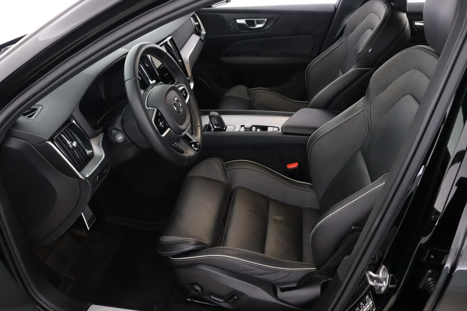 VOLVO V60 YXK-187 carousel image