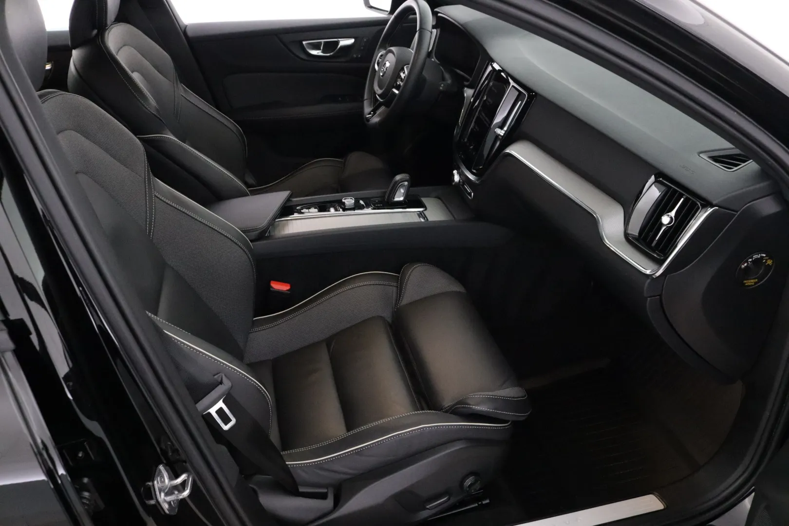 VOLVO V60 YXK-187 carousel image