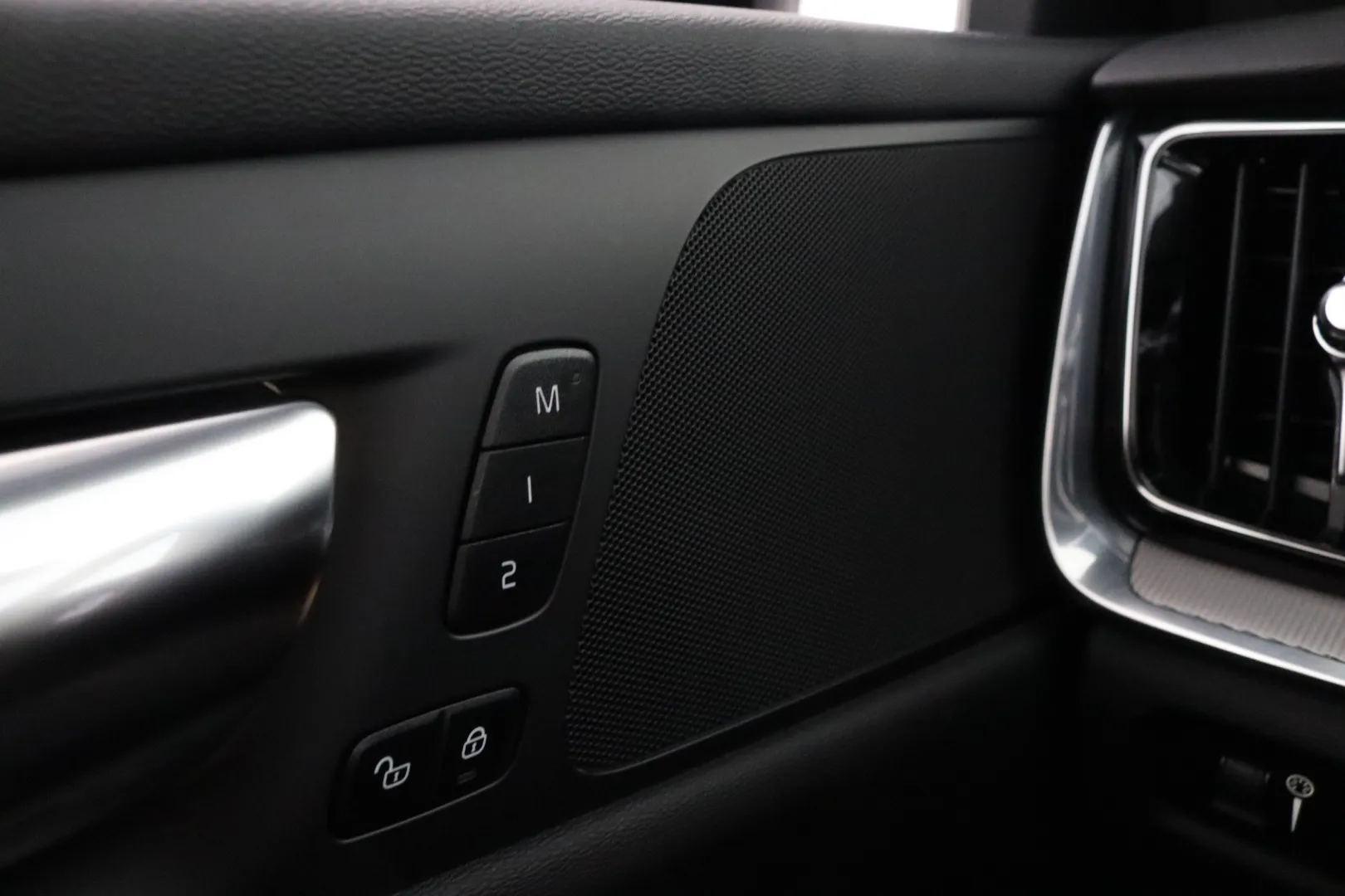 VOLVO V60 YXK-187 carousel image