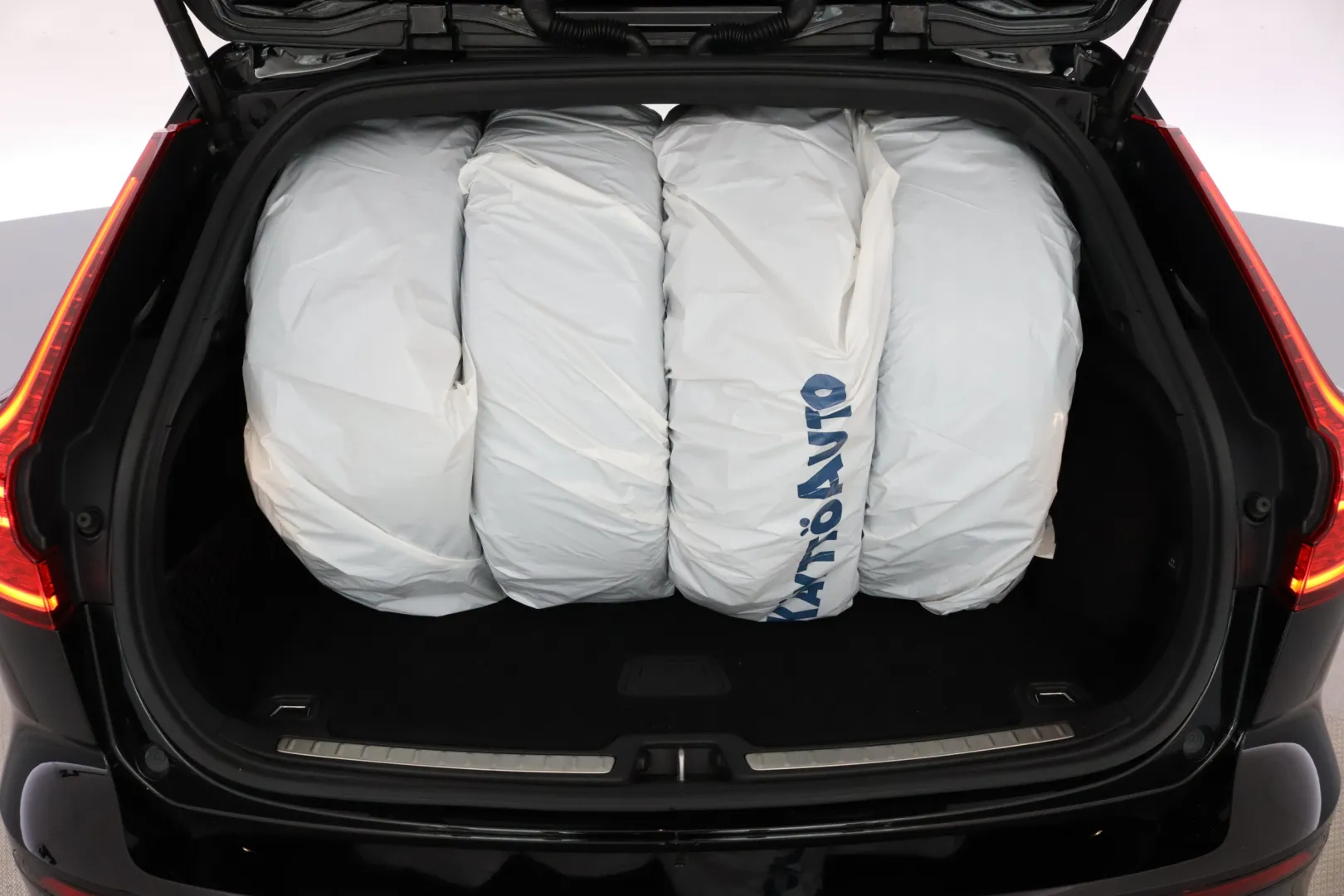 VOLVO V60 YXK-187 carousel image