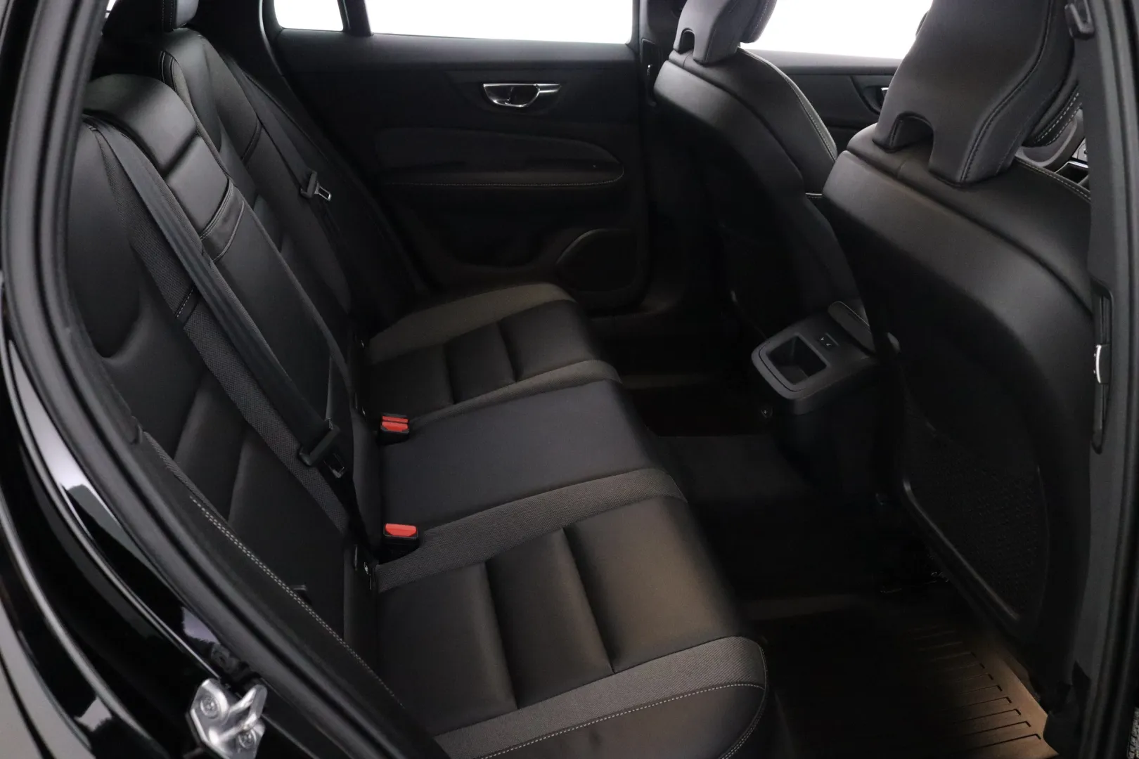 VOLVO V60 YXK-187 carousel image