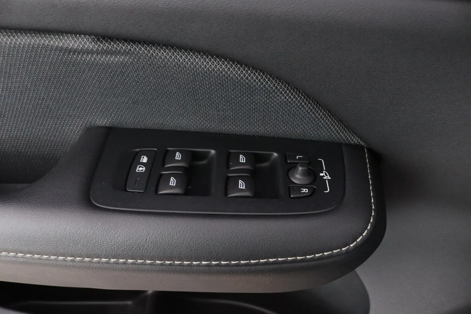 VOLVO V60 YXK-187 carousel image