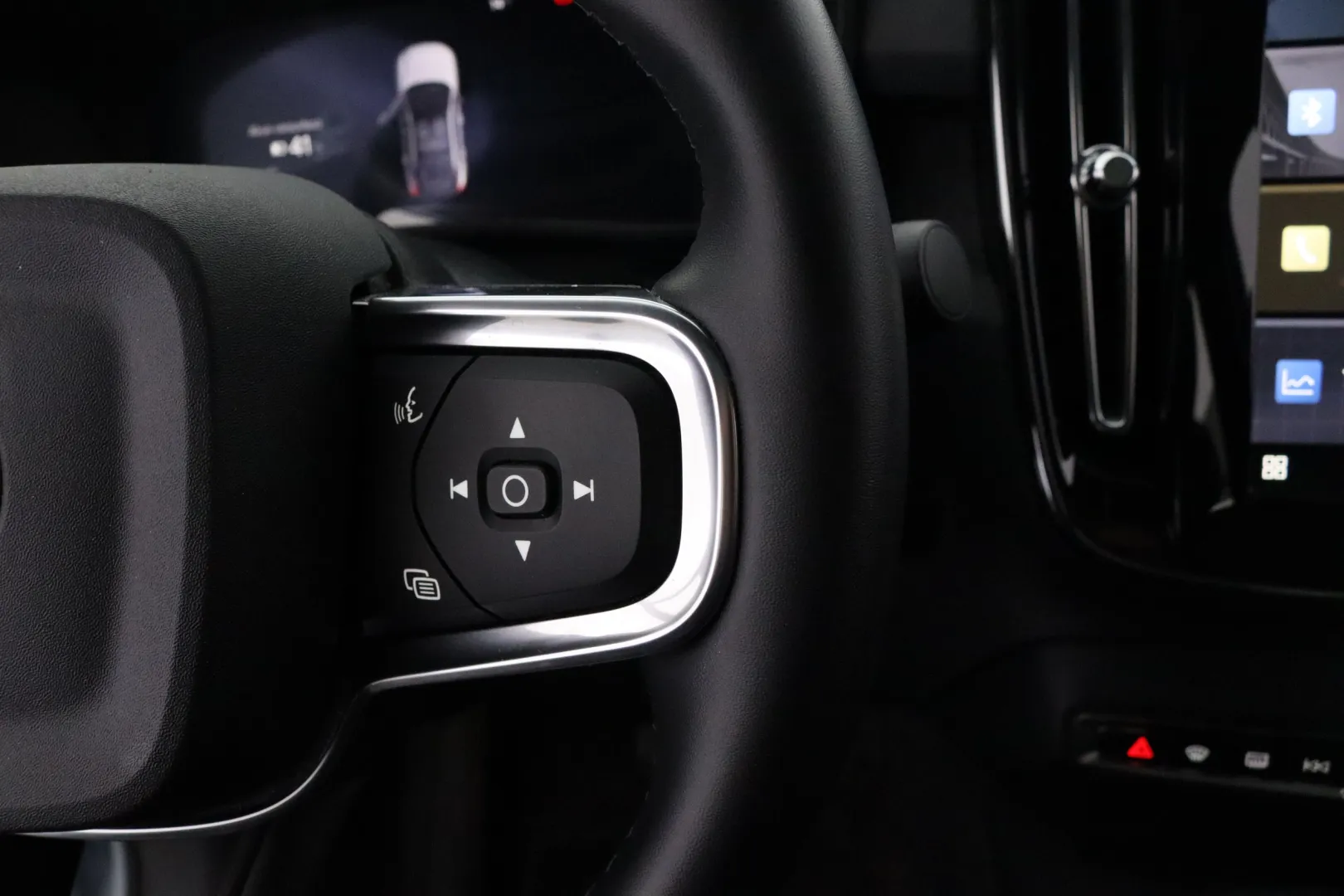 Volvo EC40 YYH-755 carousel image