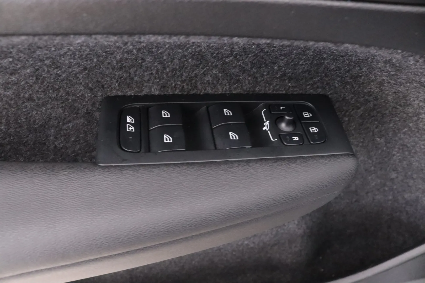 Volvo EC40 YYH-755 carousel image