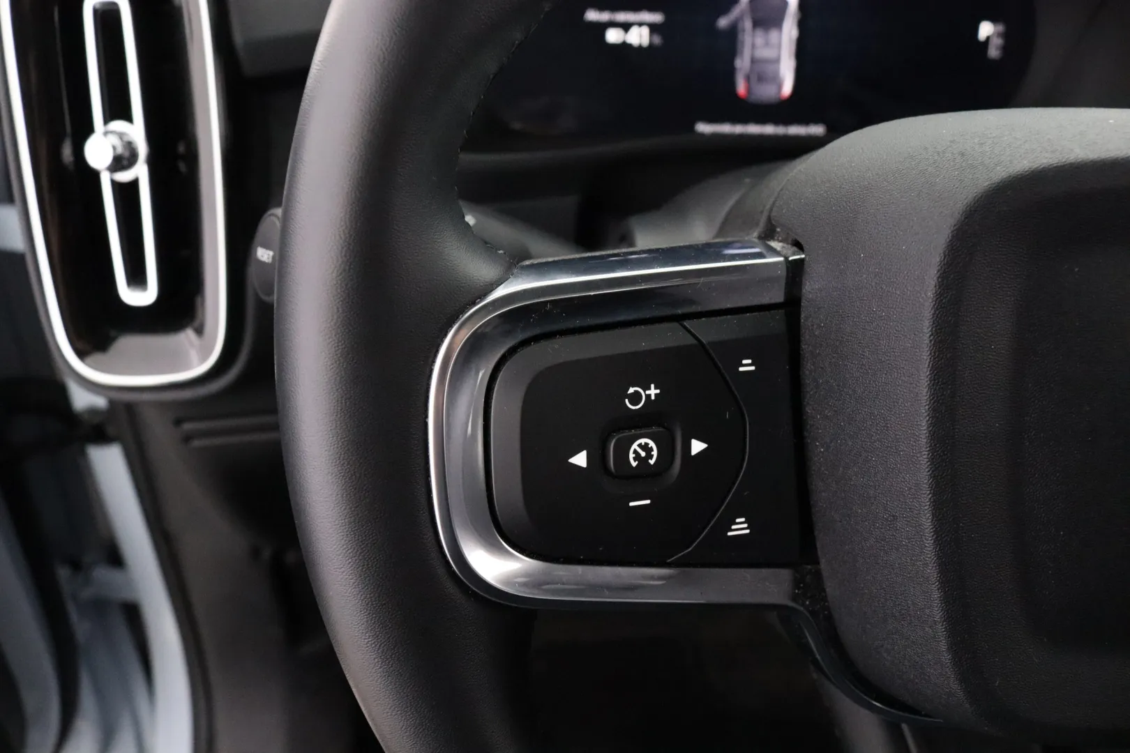 Volvo EC40 YYH-755 carousel image