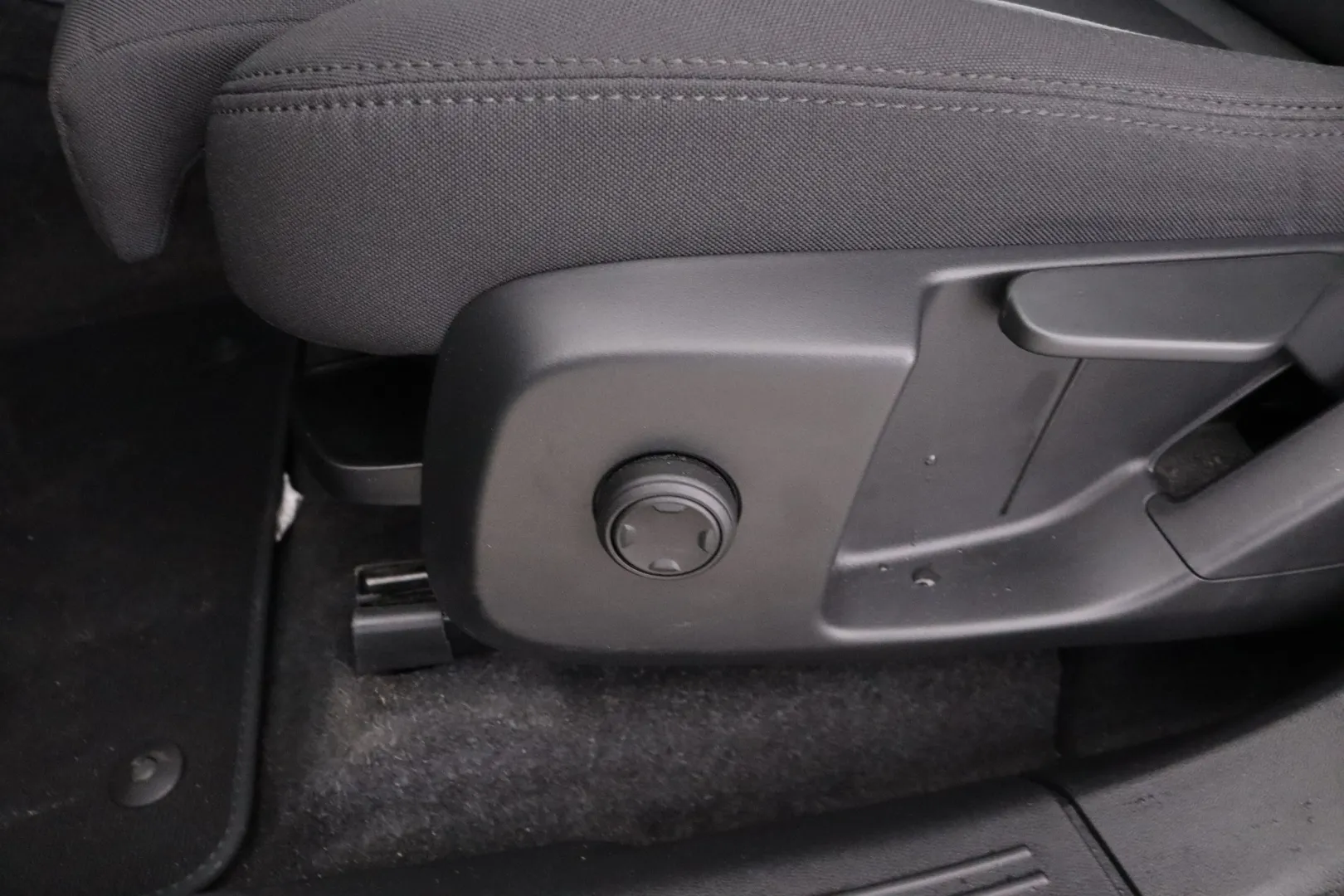 Volvo EC40 YYH-755 carousel image