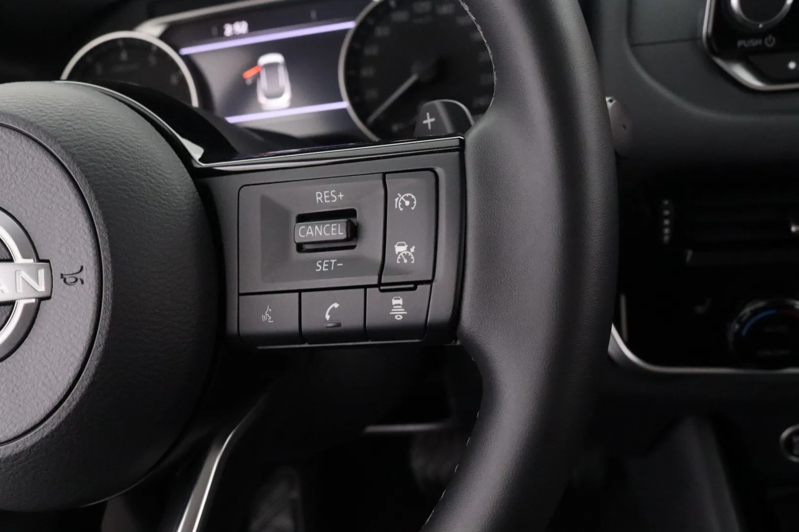 NISSAN Qashqai GPV-801 carousel image