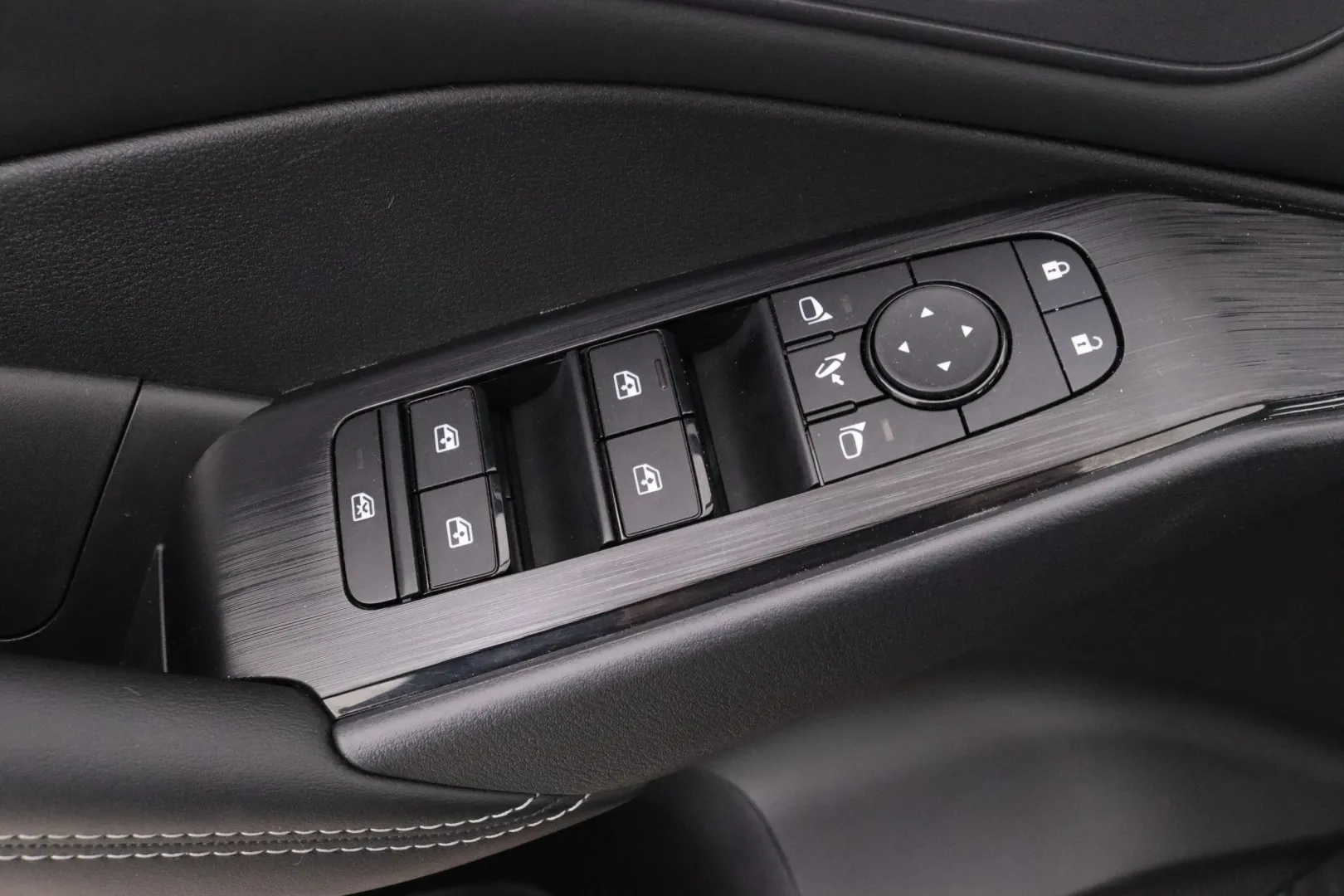 NISSAN Qashqai GPV-801 carousel image