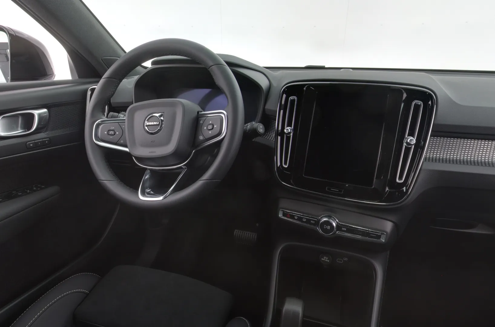 Volvo EX40 JOJ-943 carousel image