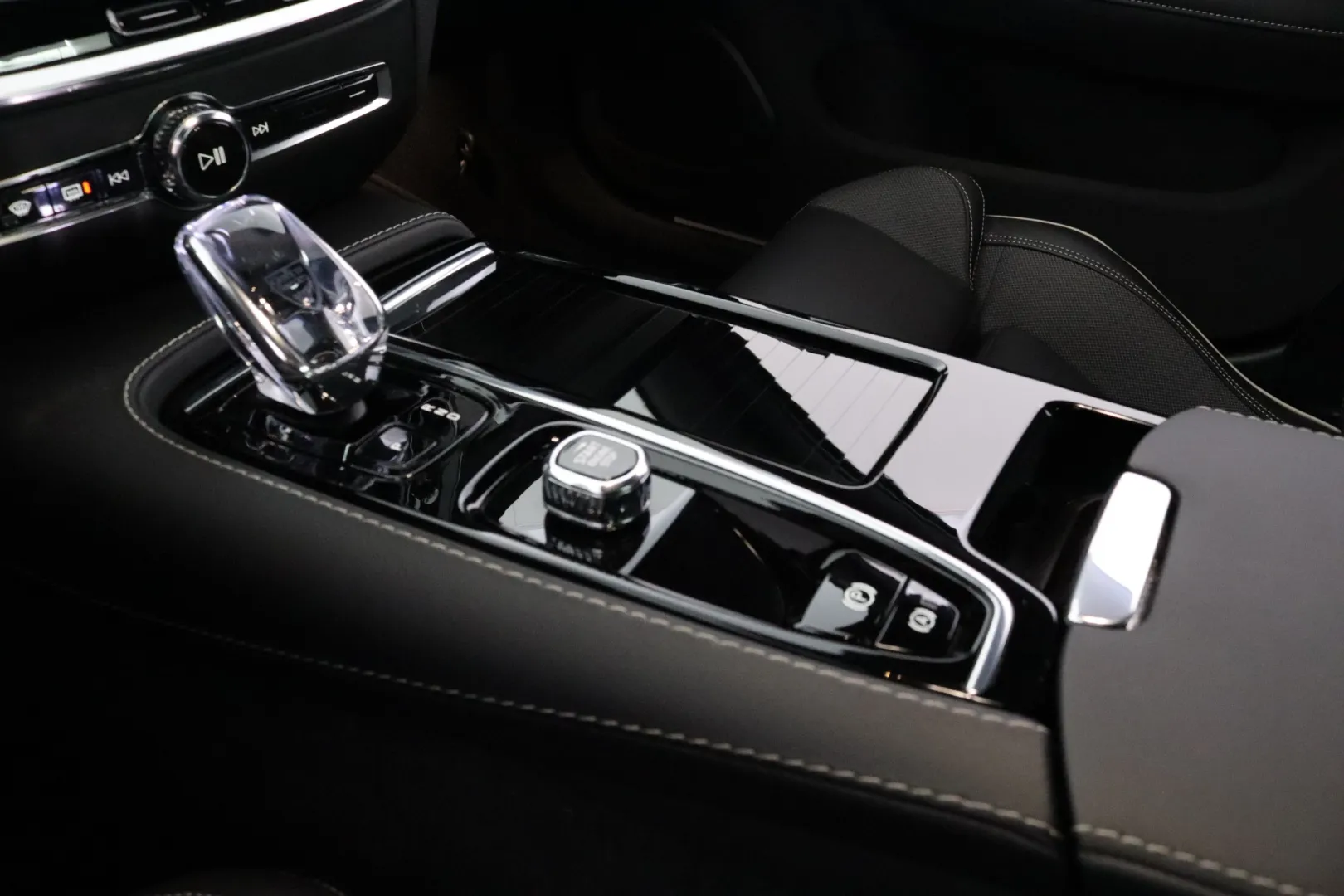 VOLVO S60 RVZ-182 carousel image