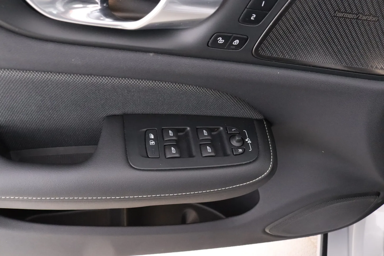 VOLVO S60 RVZ-182 carousel image