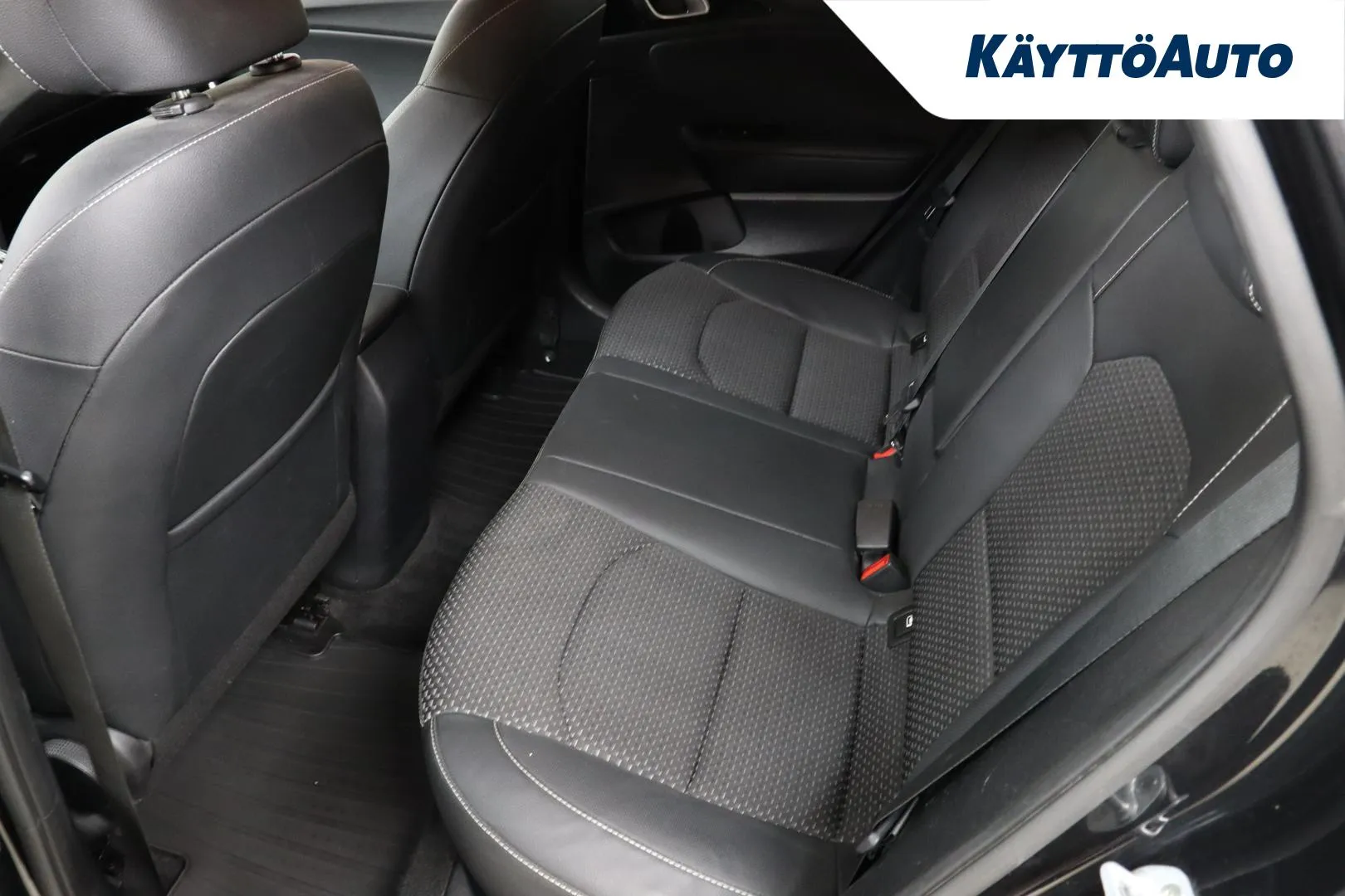 Kia Ceed SUZ-348 carousel image