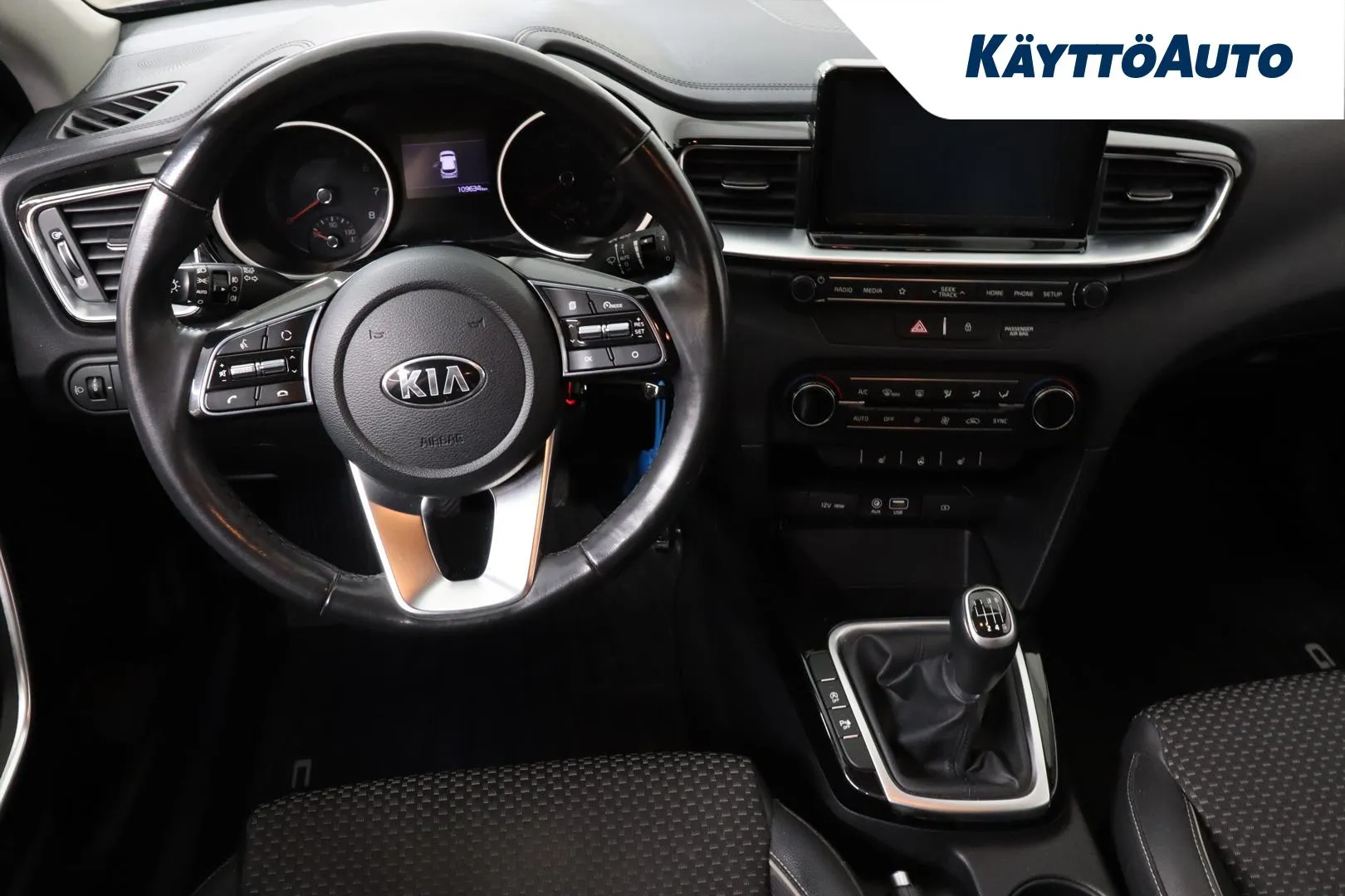 Kia Ceed SUZ-348 carousel image