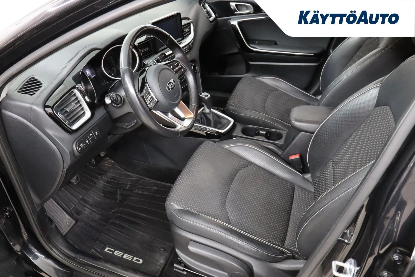 Kia Ceed SUZ-348 carousel image