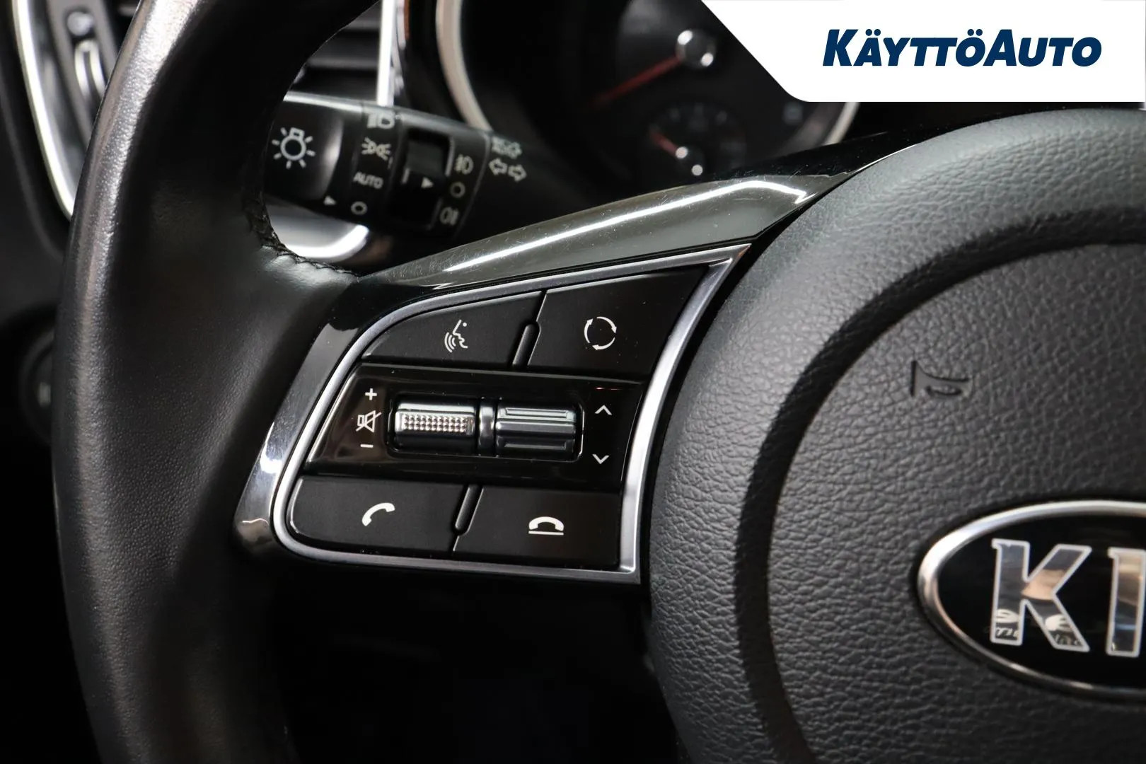 Kia Ceed SUZ-348 carousel image