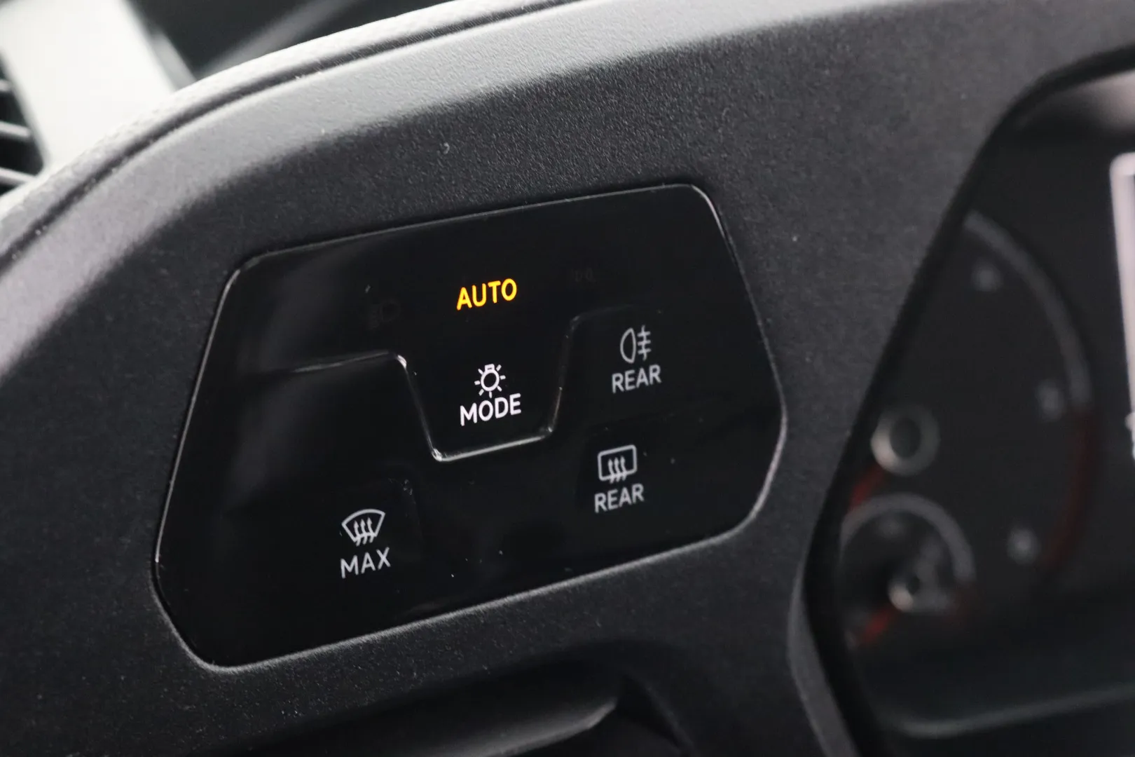 VOLKSWAGEN Caddy Maxi LRO-645 carousel image