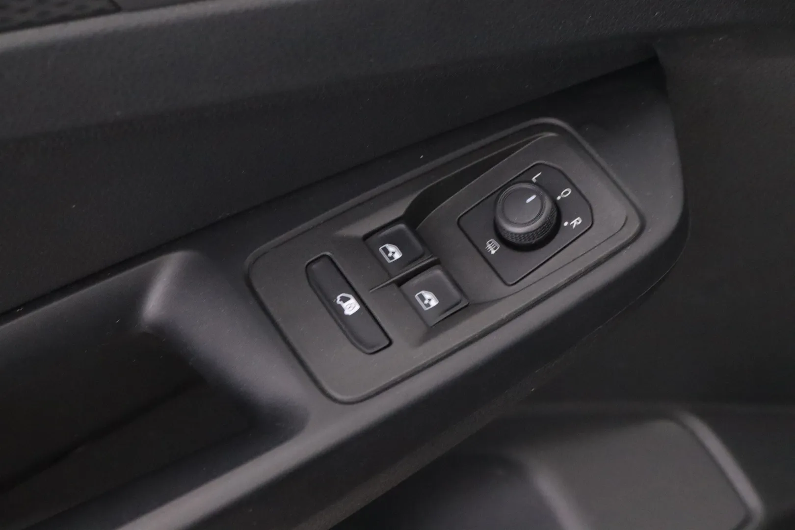 VOLKSWAGEN Caddy Maxi LRO-645 carousel image