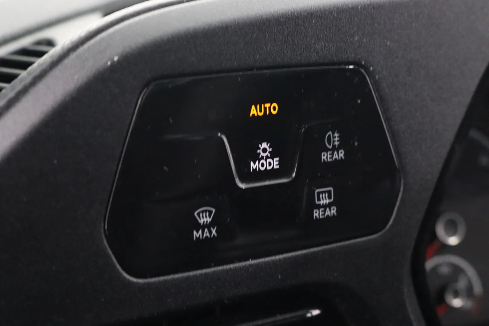 VOLKSWAGEN Caddy Maxi LRO-622 carousel image