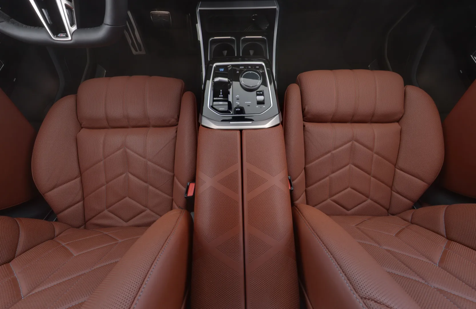 BMW i7 NNE-149 carousel image