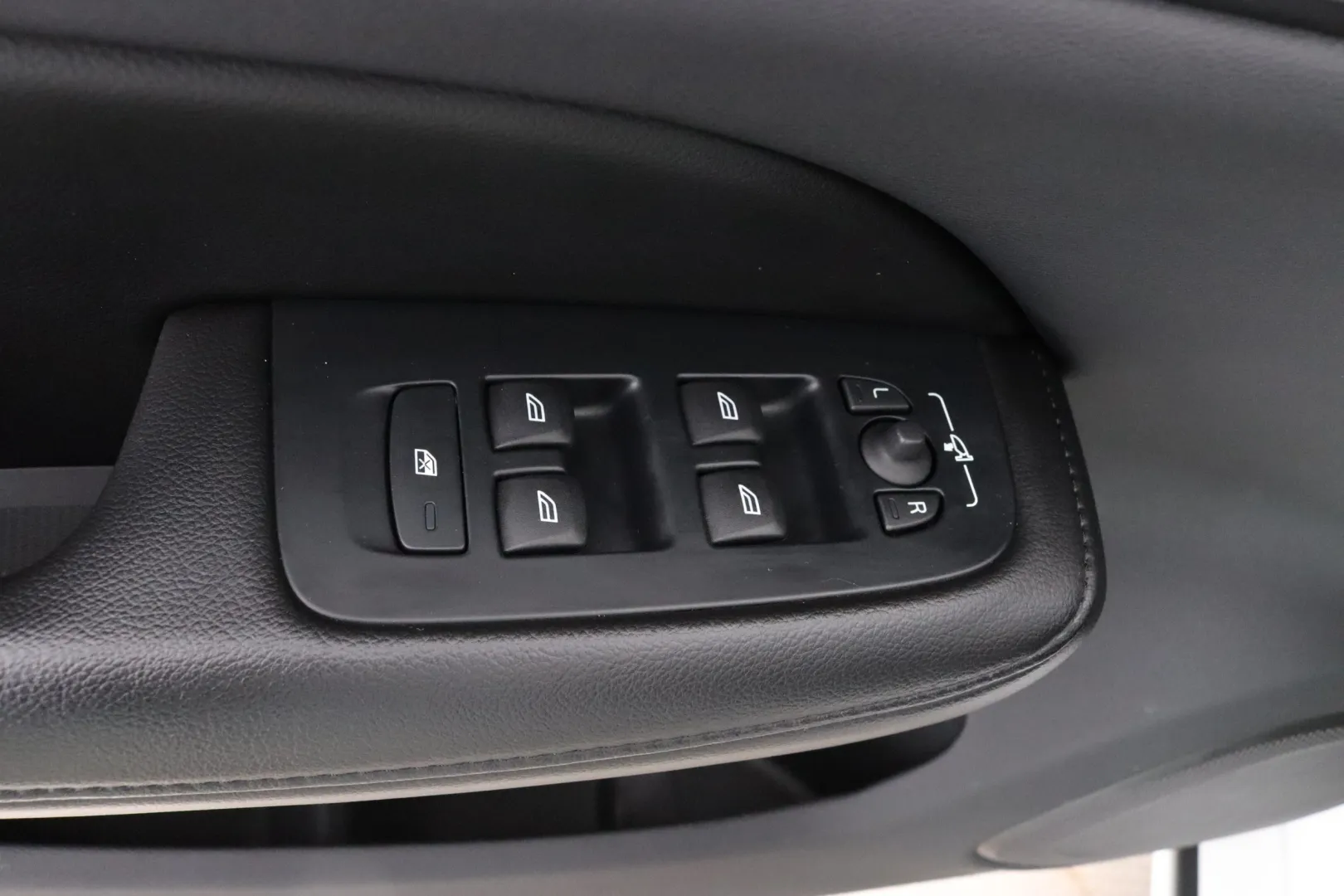 VOLVO V60 LTA-243 carousel image