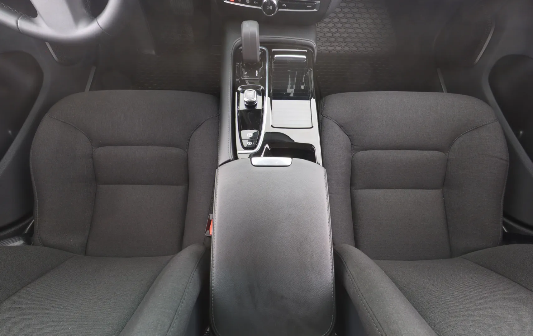 VOLVO V60 LTA-243 carousel image