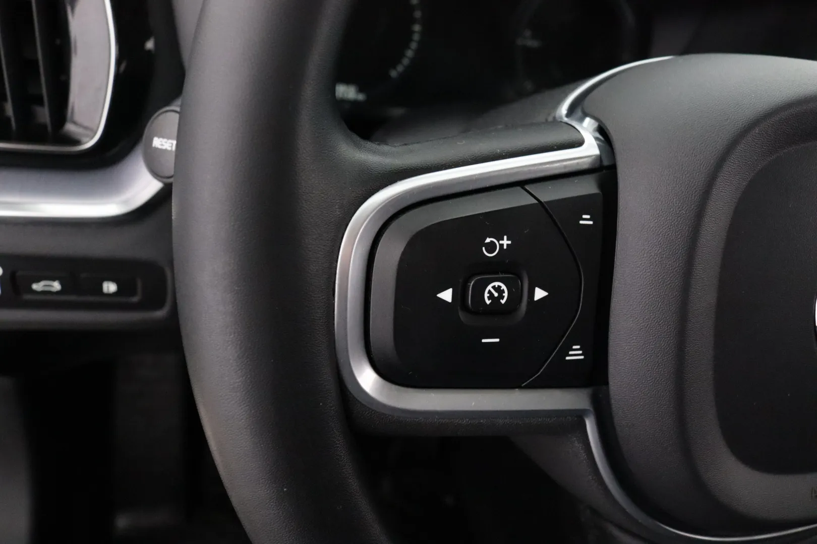 VOLVO V60 LTA-243 carousel image