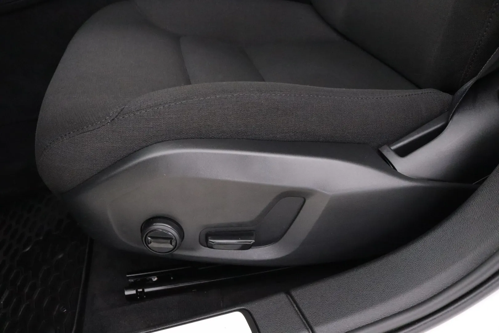 VOLVO V60 LTA-243 carousel image