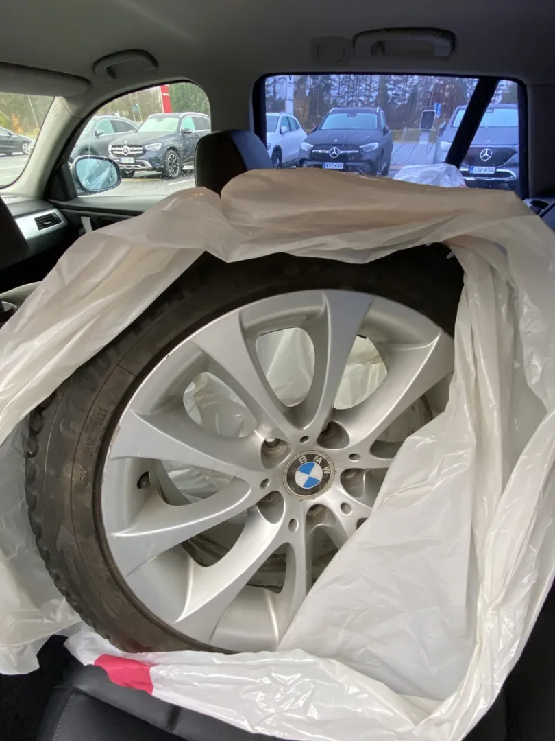 BMW 320 GNV-650 carousel image