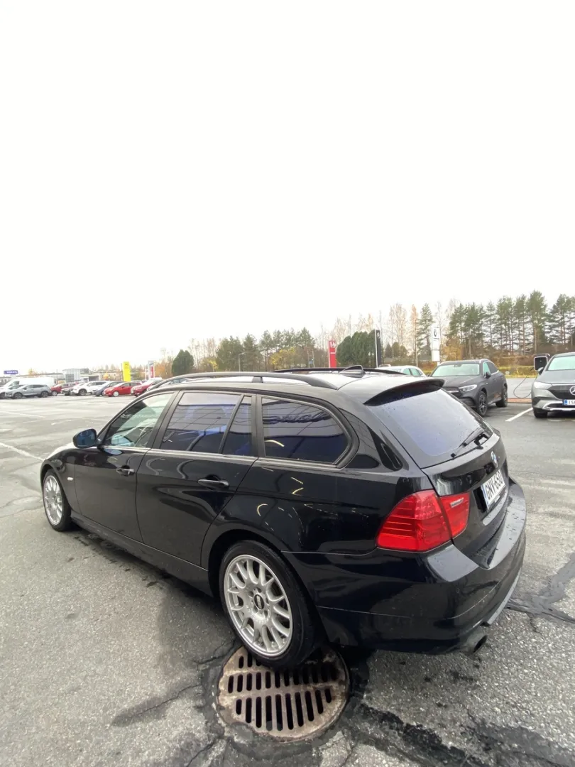 BMW 320 GNV-650 carousel image