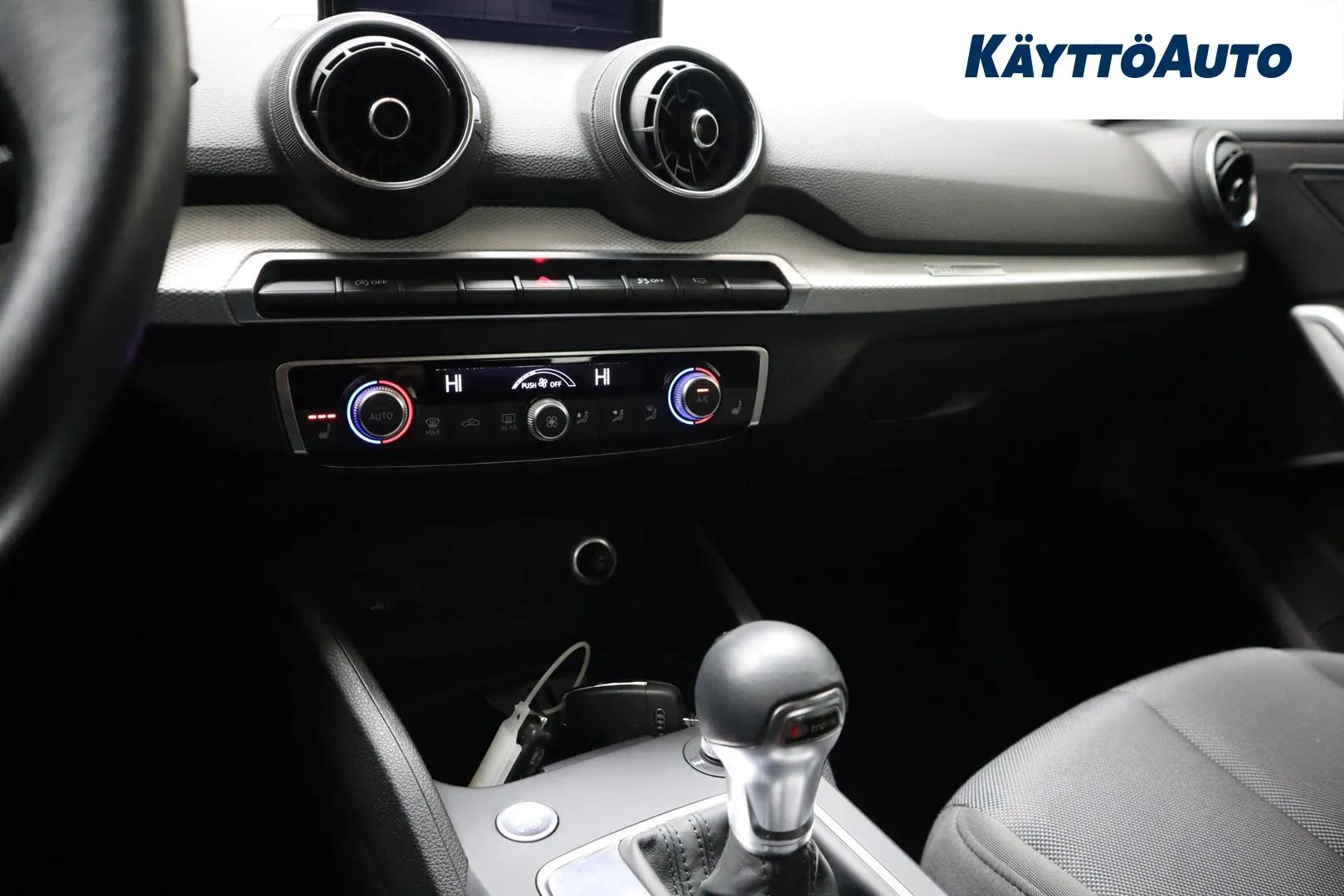 Audi Q2 OXP-834 carousel image