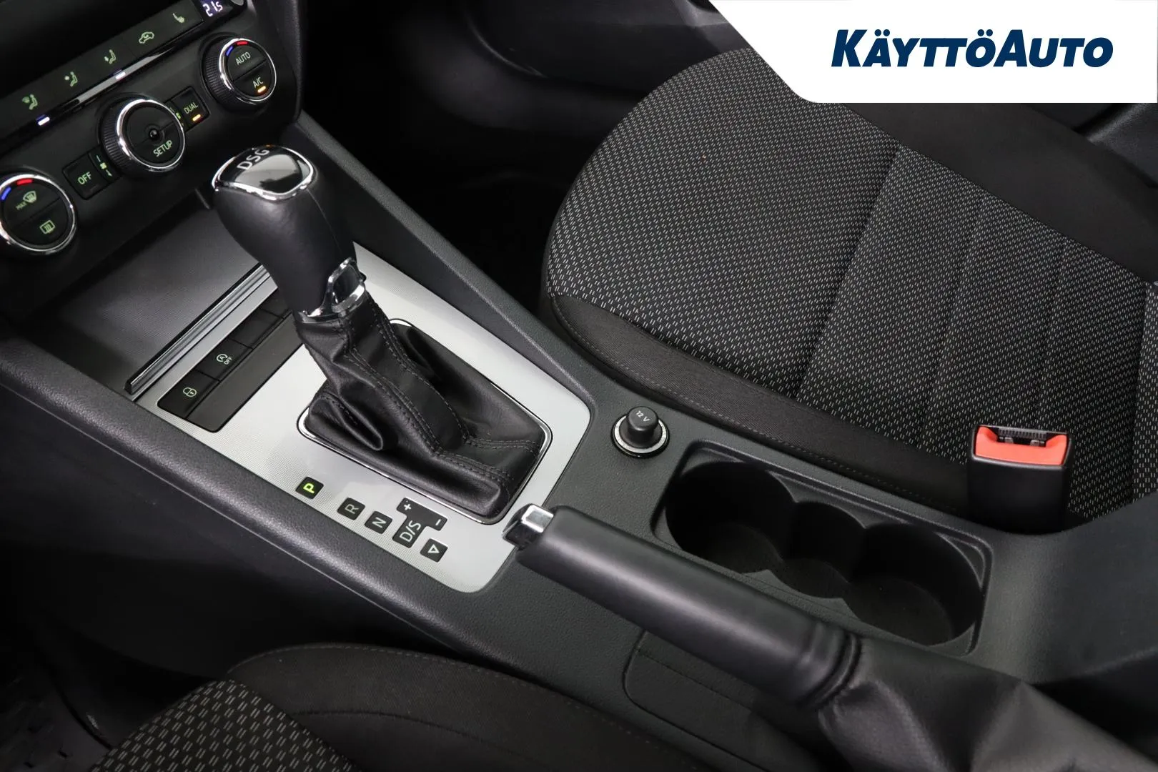 SKODA Octavia KMN-699 carousel image