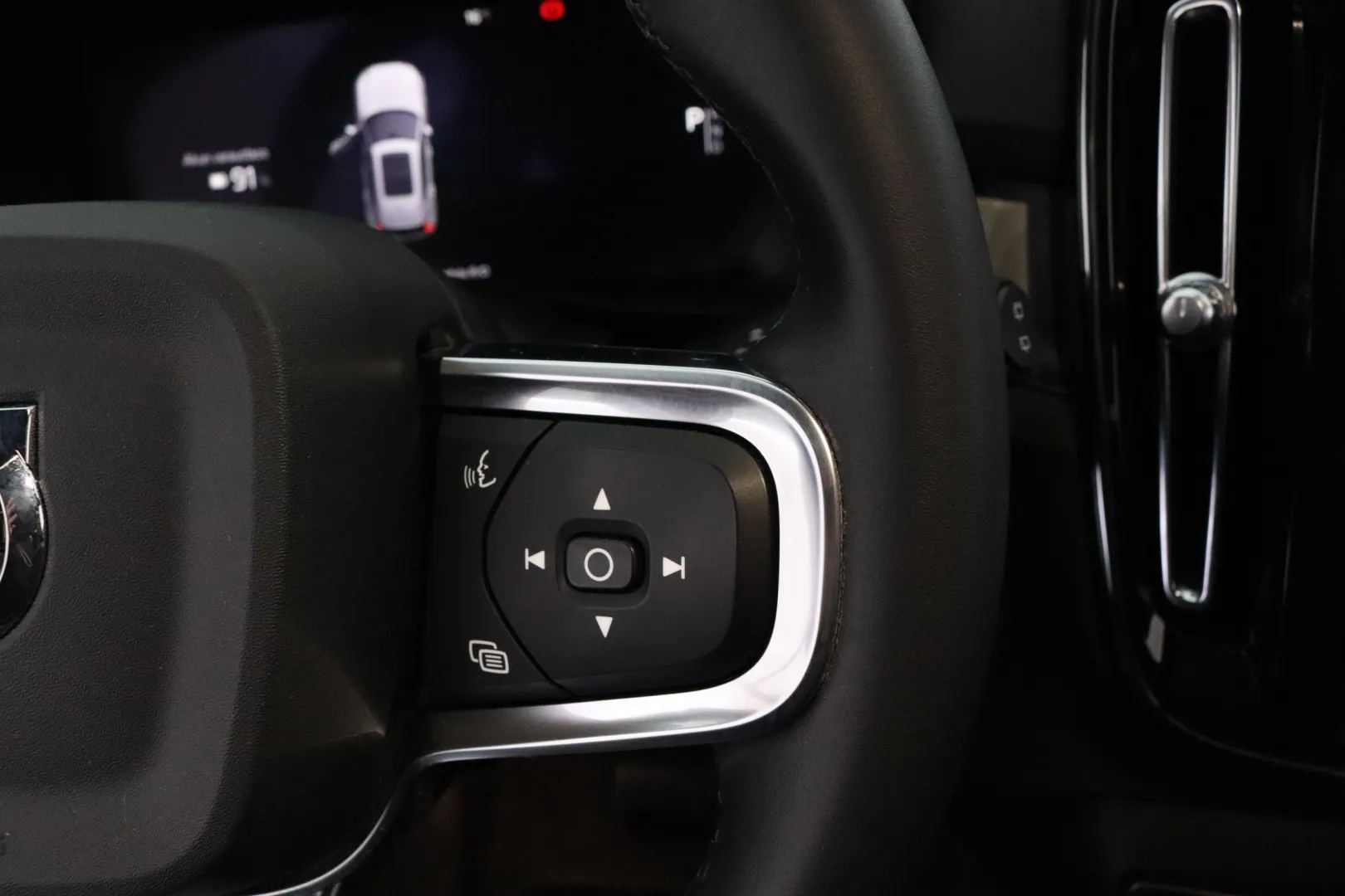 VOLVO XC40 XSM-686 carousel image