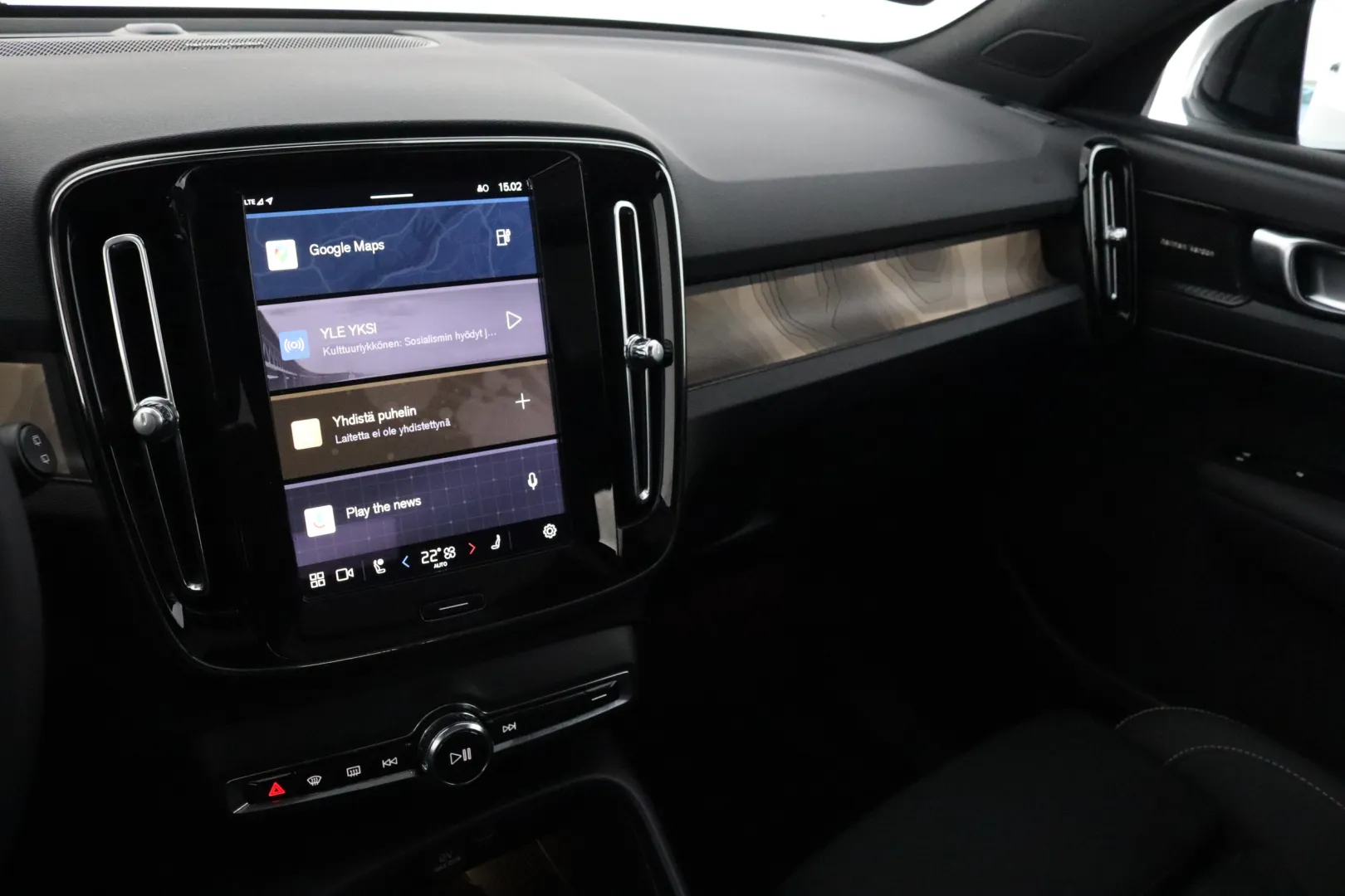 VOLVO XC40 XSM-686 carousel image