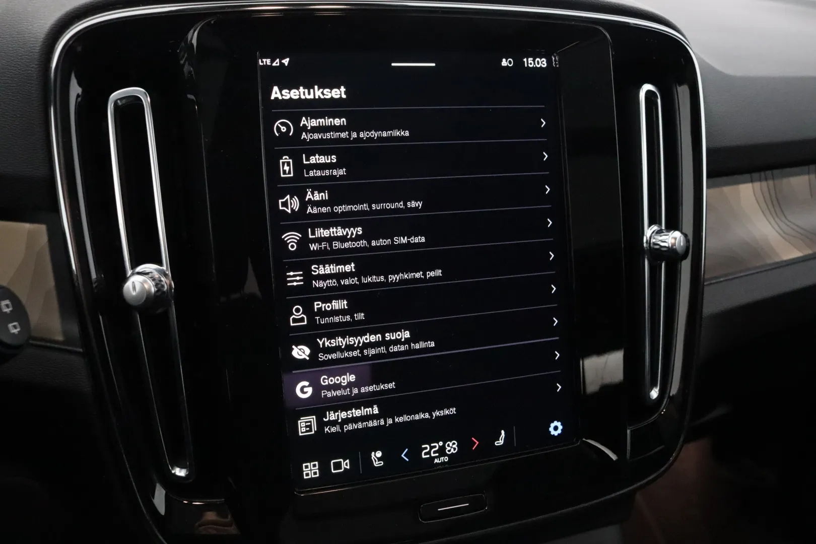 VOLVO XC40 XSM-686 carousel image