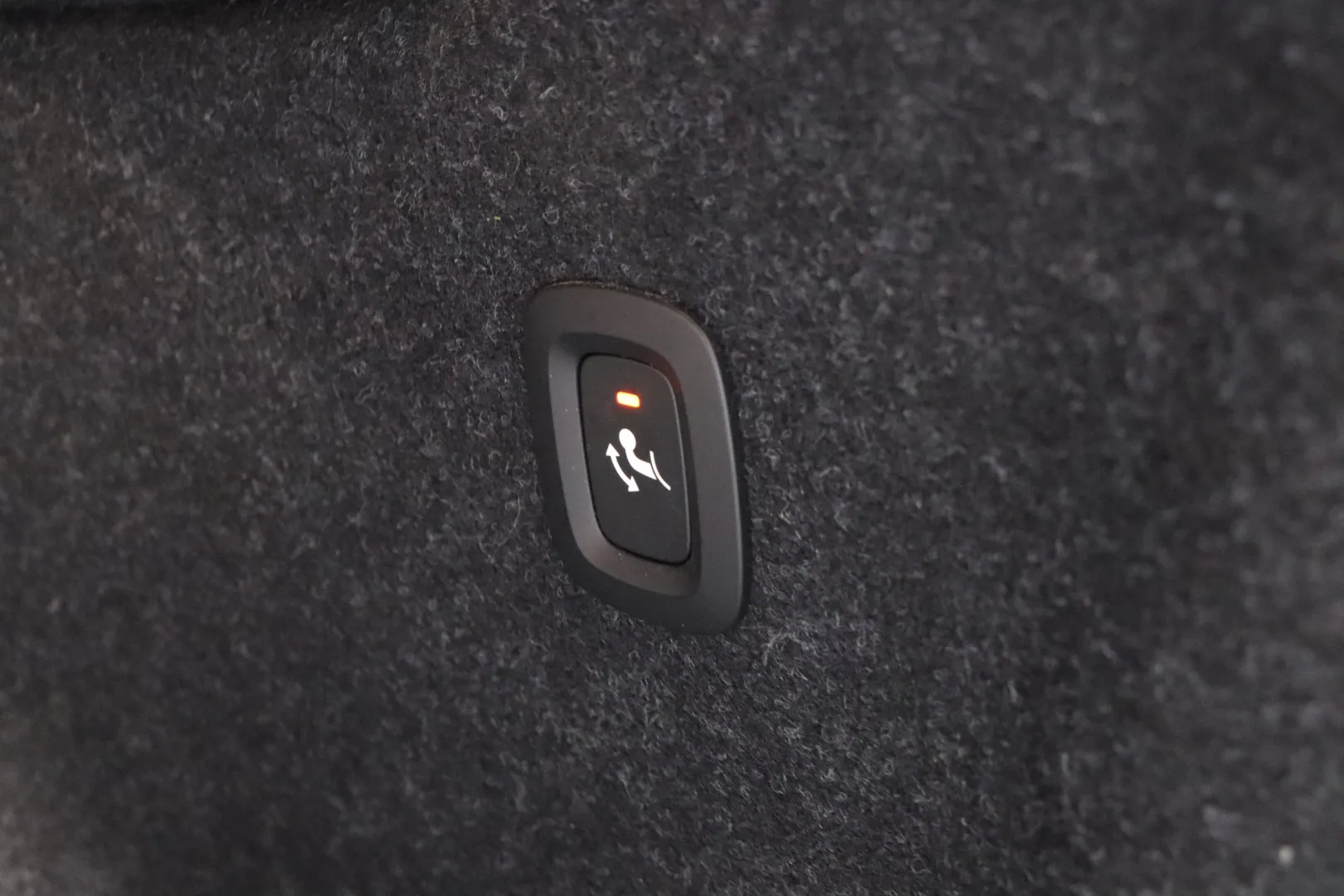 VOLVO XC40 XSM-686 carousel image