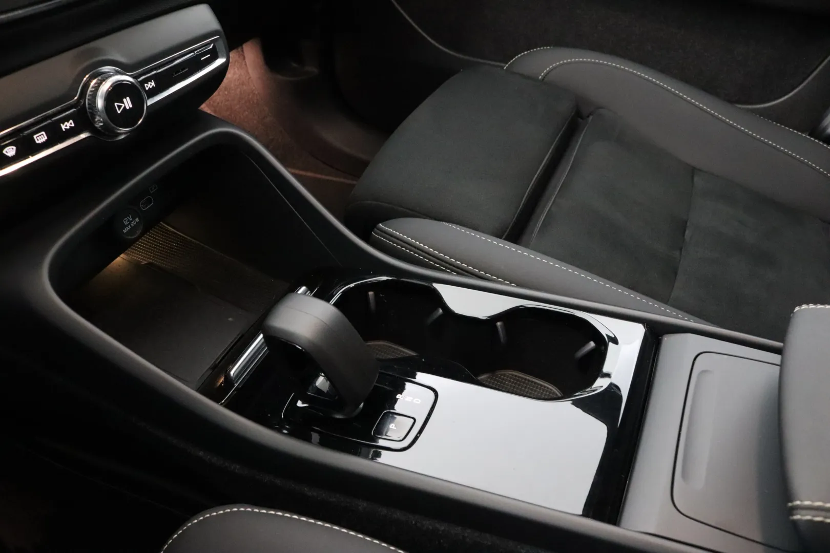 VOLVO XC40 XSM-686 carousel image