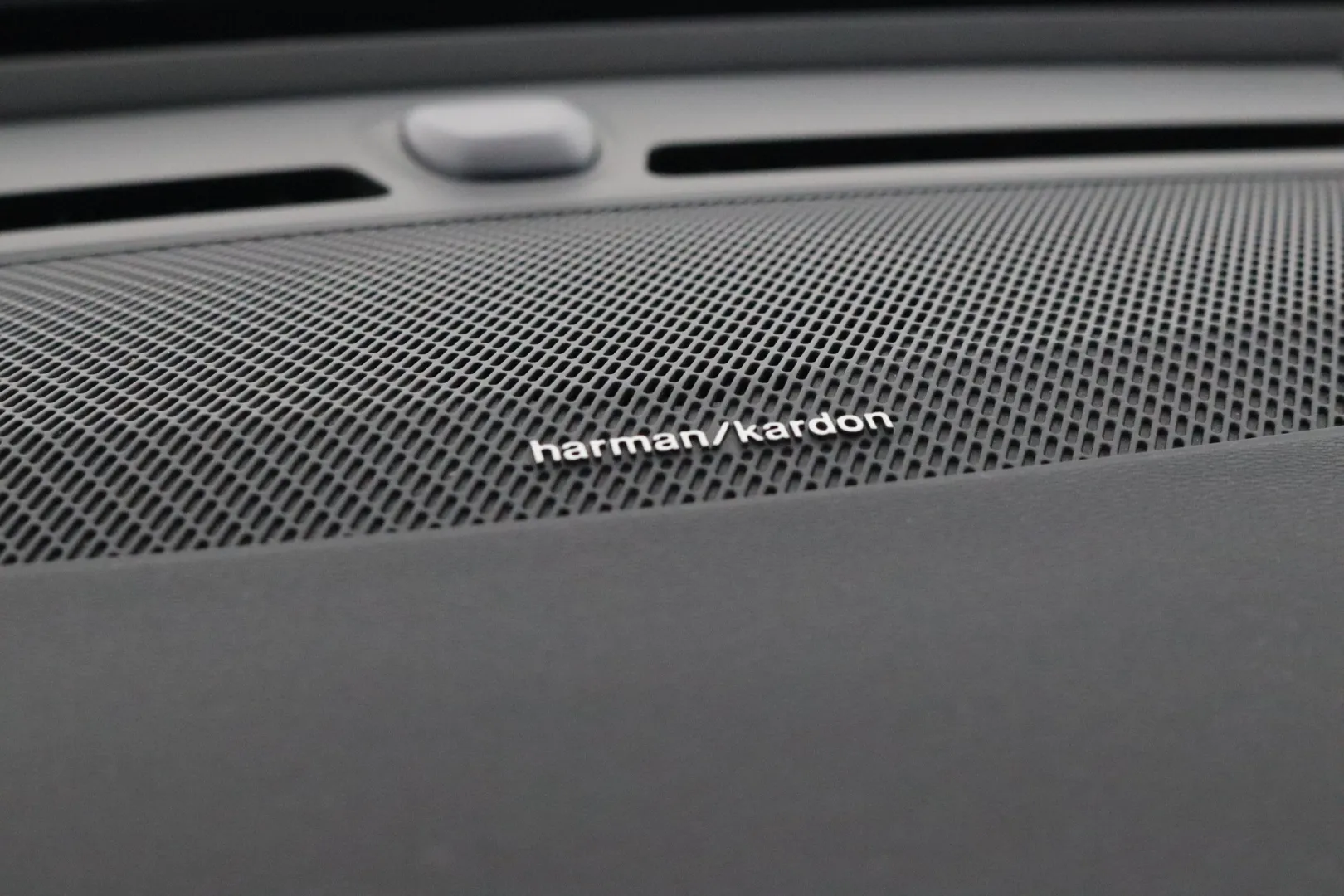 VOLVO XC40 XSM-686 carousel image