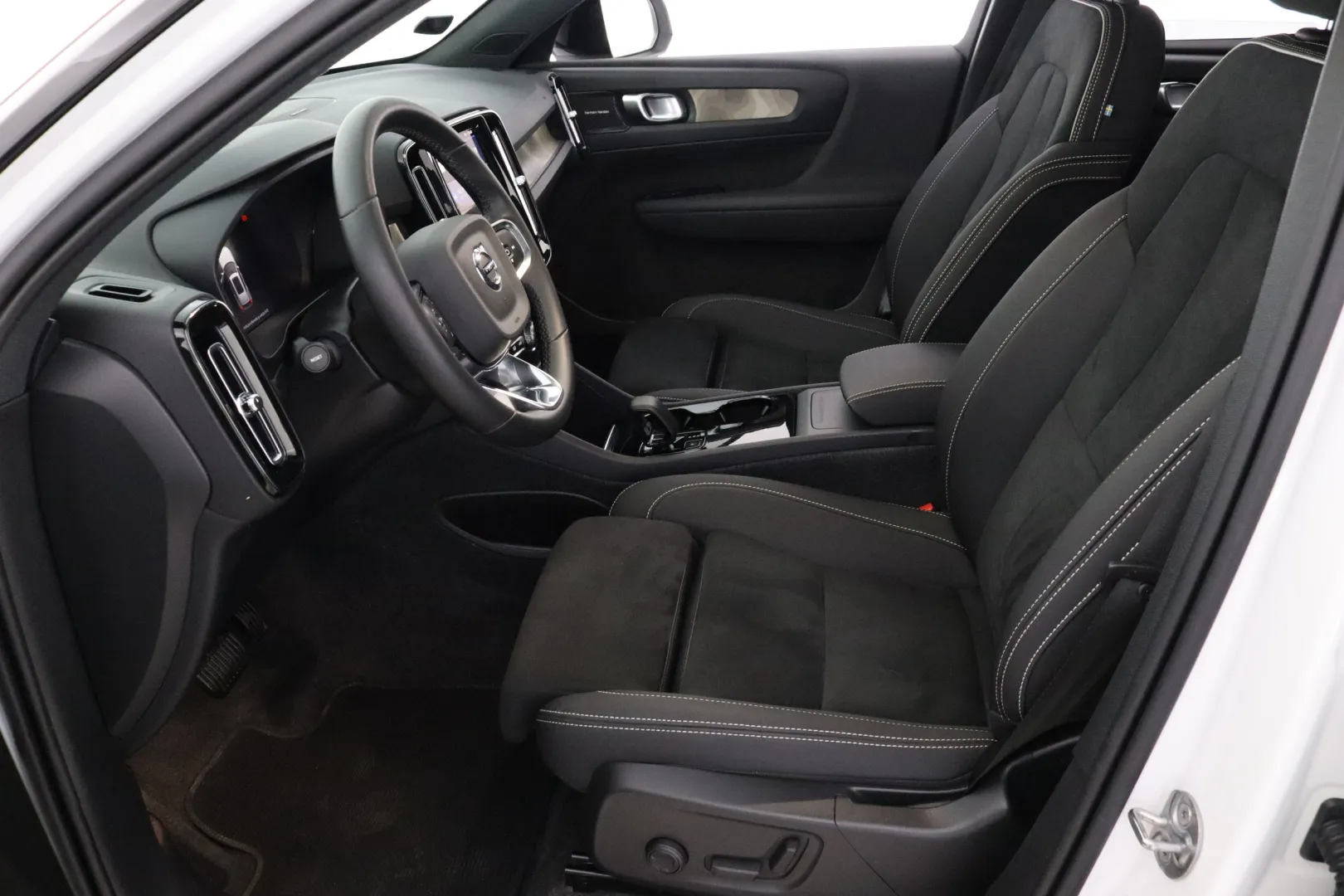 VOLVO XC40 XSM-686 carousel image