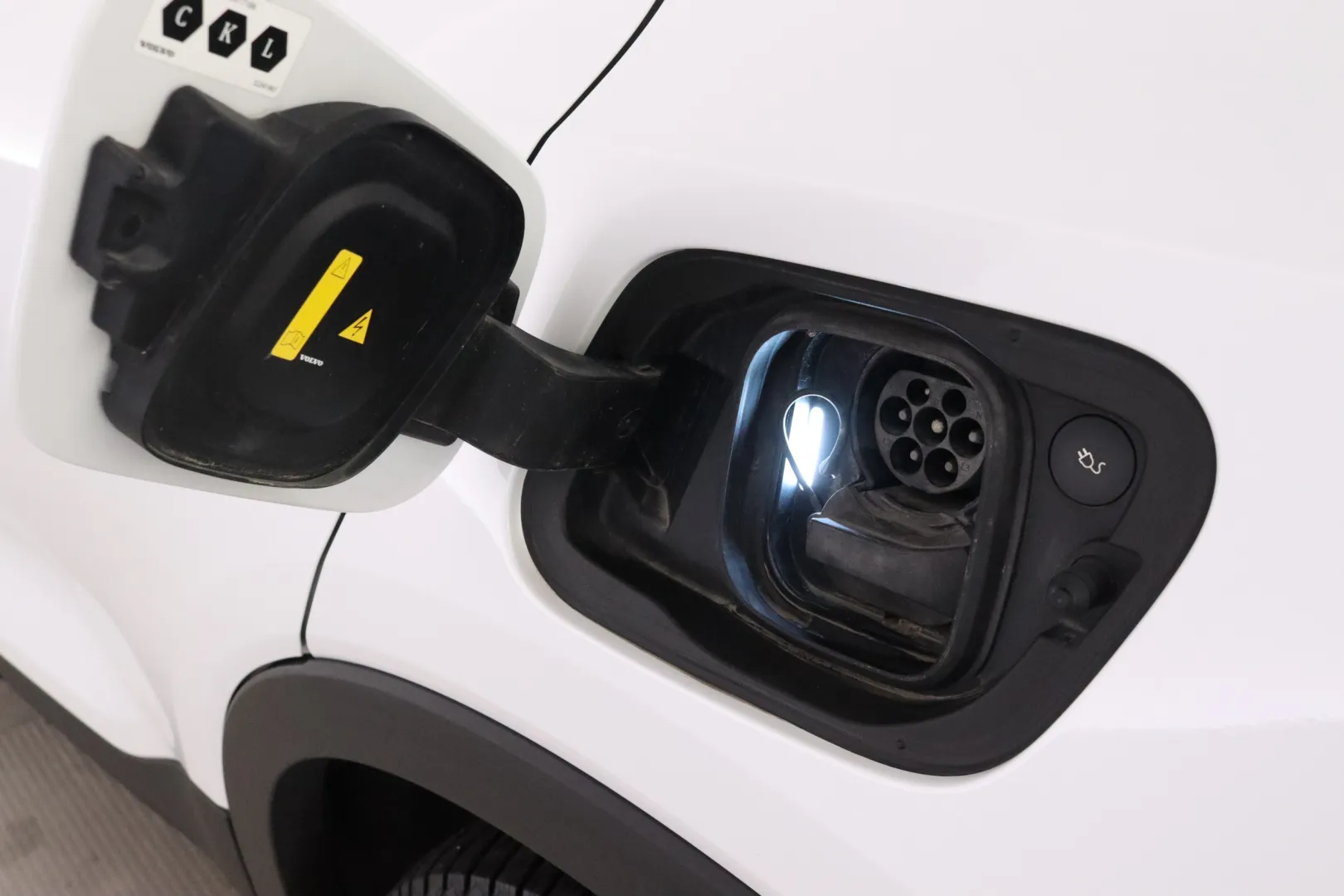 VOLVO XC40 XSM-686 carousel image