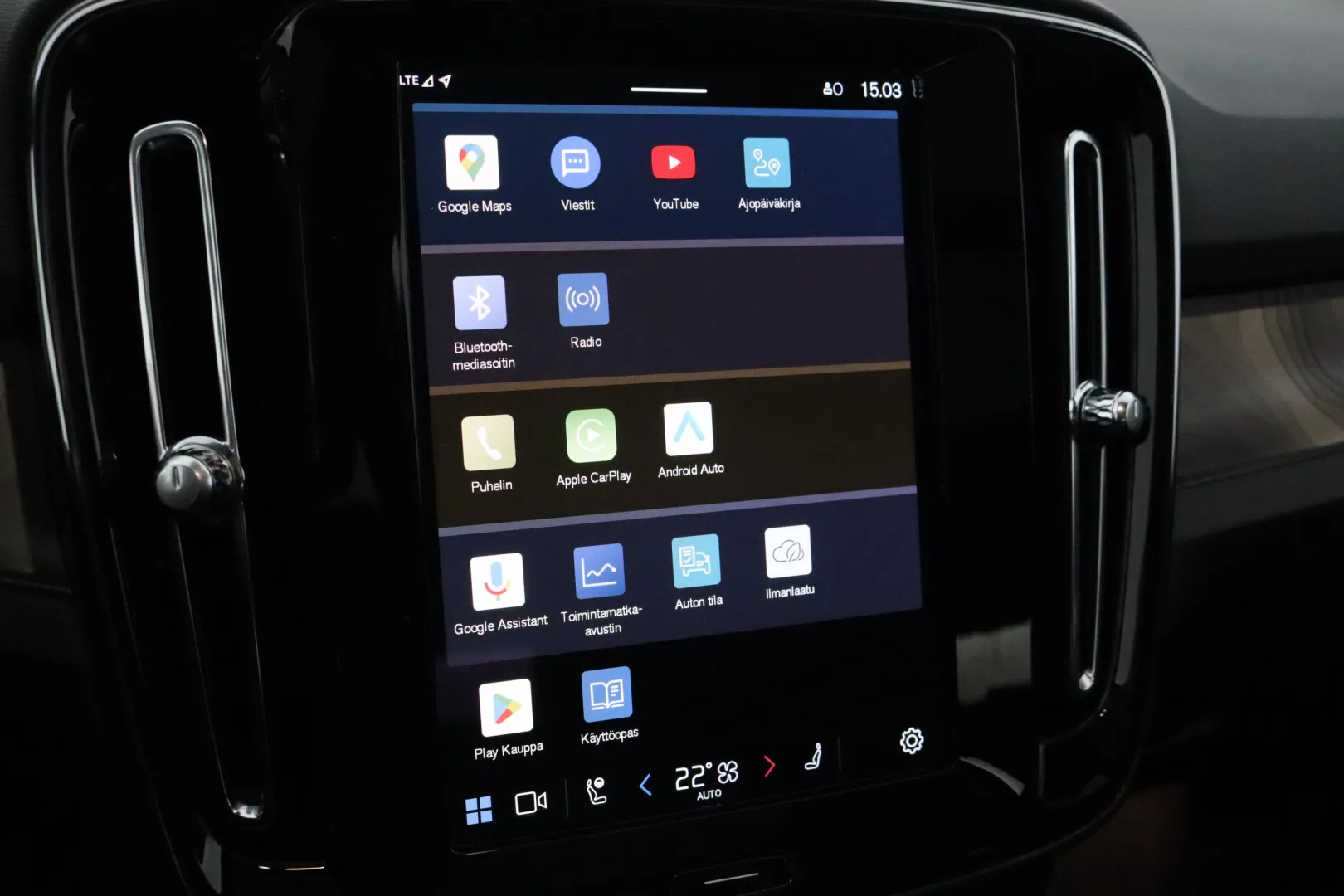 VOLVO XC40 XSM-686 carousel image