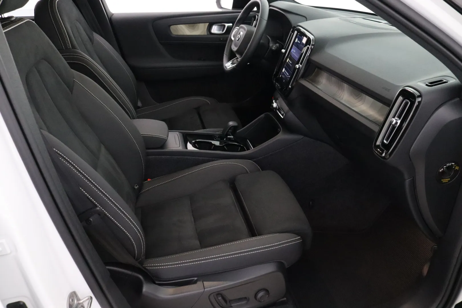 VOLVO XC40 XSM-686 carousel image