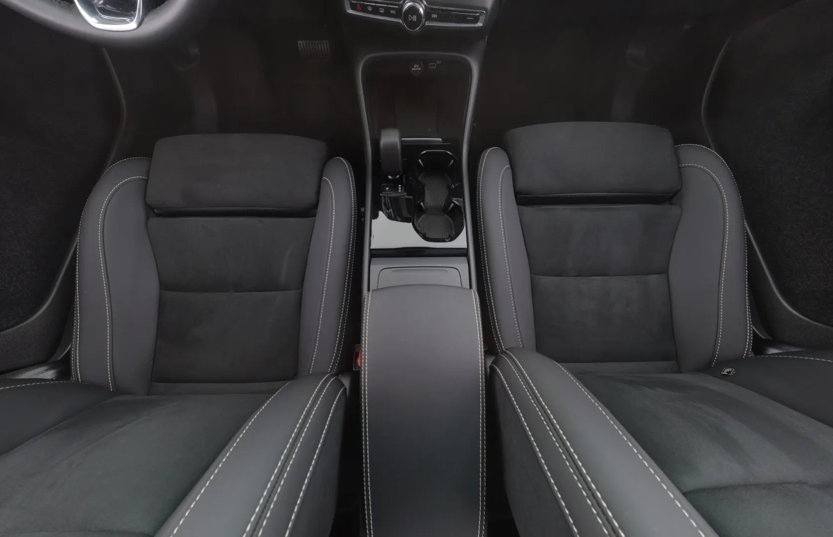 VOLVO XC40 XSM-686 carousel image