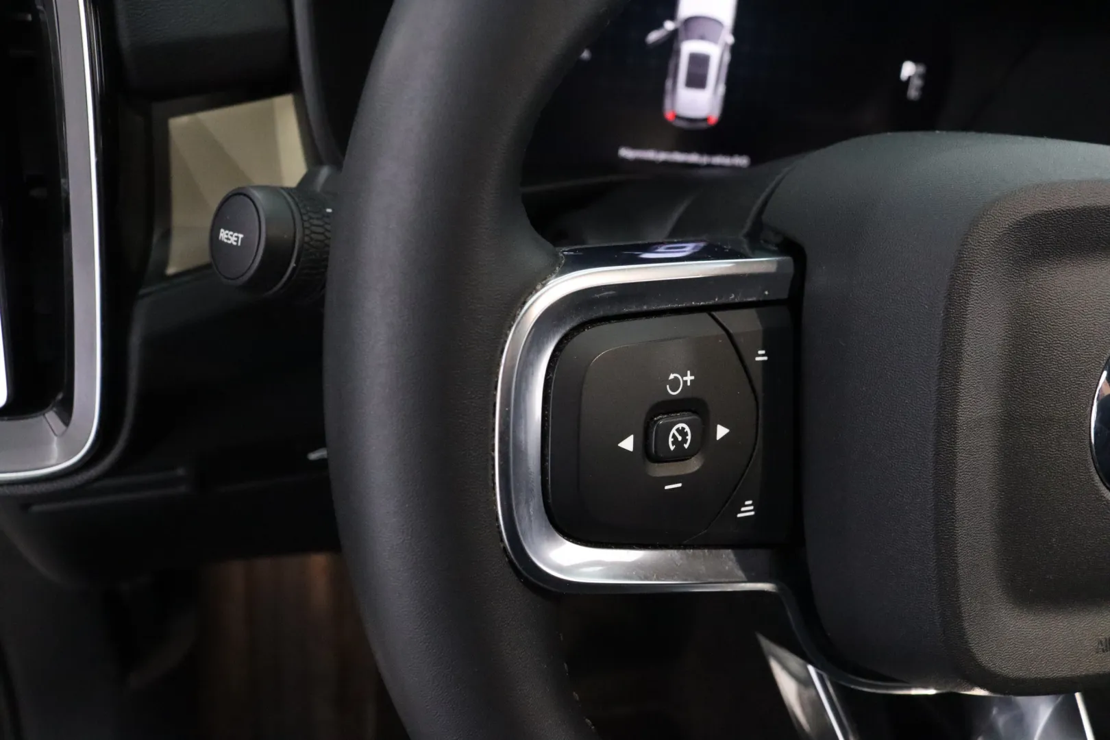 VOLVO XC40 XSM-686 carousel image