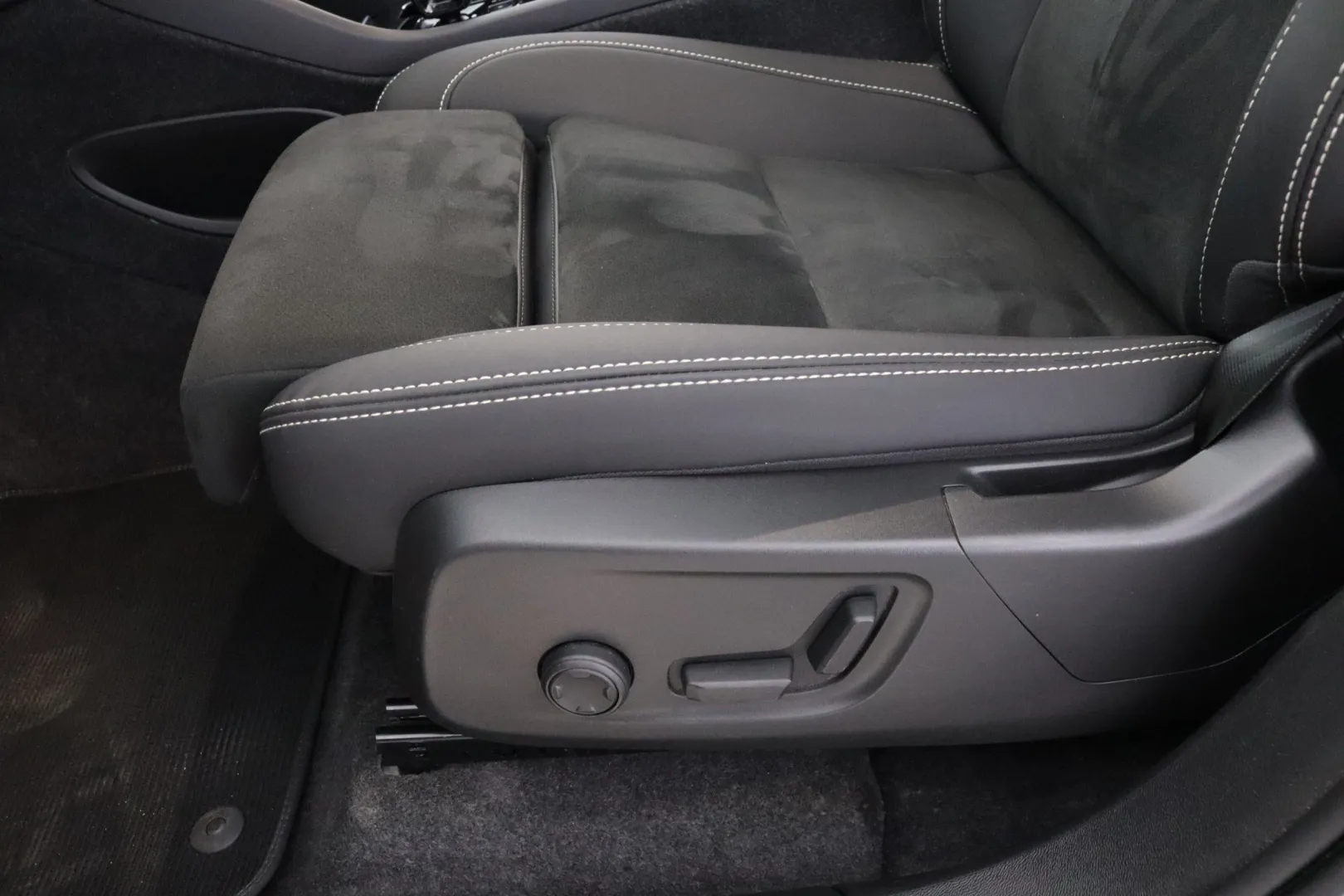 VOLVO XC40 XSM-686 carousel image