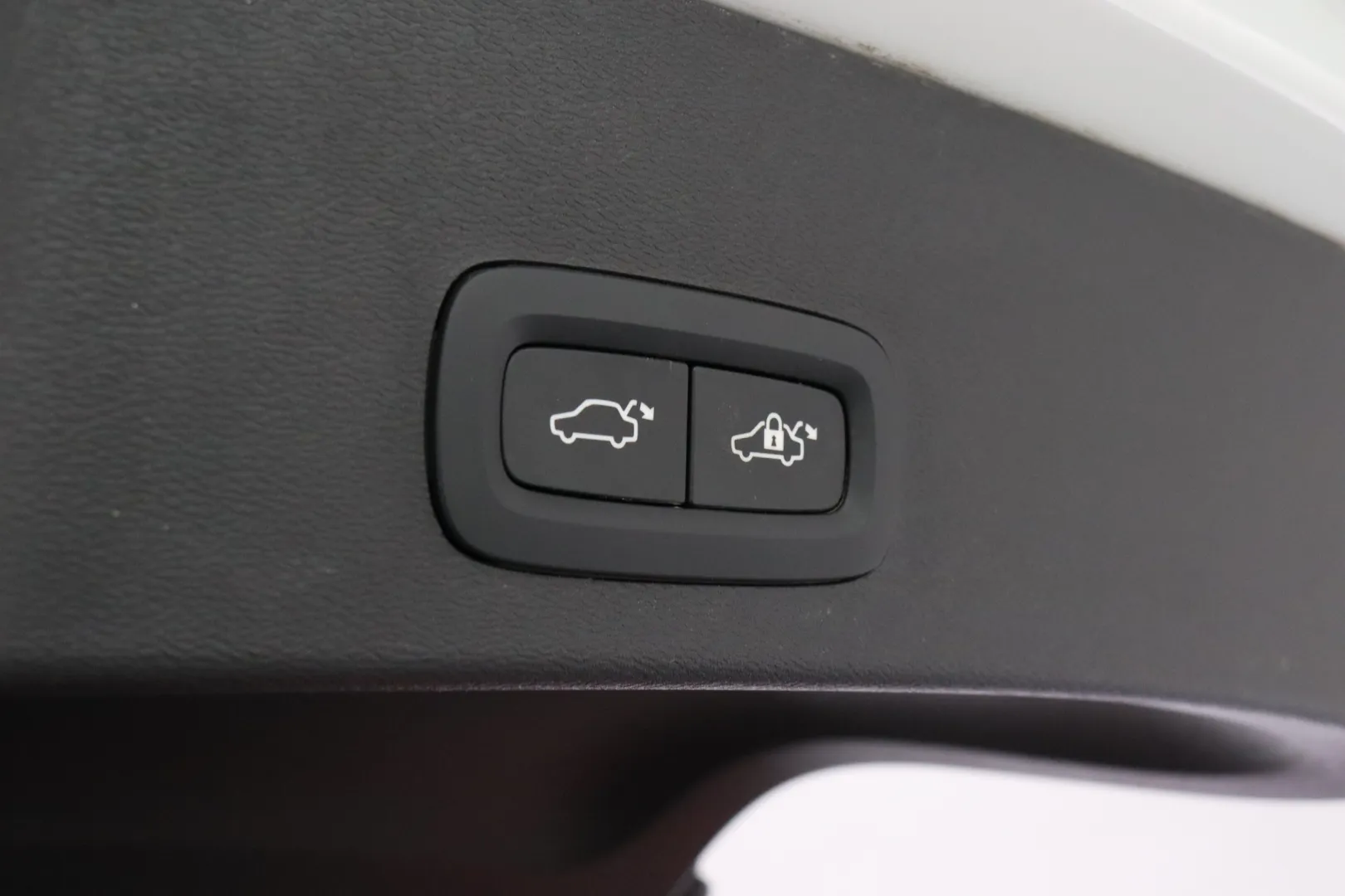 VOLVO XC40 XSM-686 carousel image